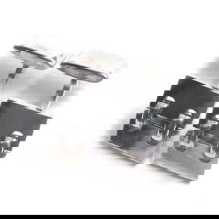 Hermes Cuffs Main: Gender: Mens Brand: HERMES Item: cuffs Gender: mens Color: Silver Material: Main: AG925 Weight: 12.4g Accessories: Box, case Size: cm (approx.): H1.5 x W1.4 Total Length: 2.2cm inch (approx.): H0.6 x