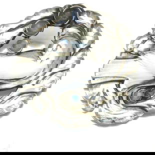 Georg Jensen Brooch Moonlight Blossom Dove 123 Moonstone Silver 925: Metal: Sterling Silver Metal Purity: 925 Type: Brooch Main Stone: Moonstone Style: Brooch Collection: Moonlight Blossom - Dove 123 Main Stone Creation: Natural Product Disclaimer: Items may exhibit li