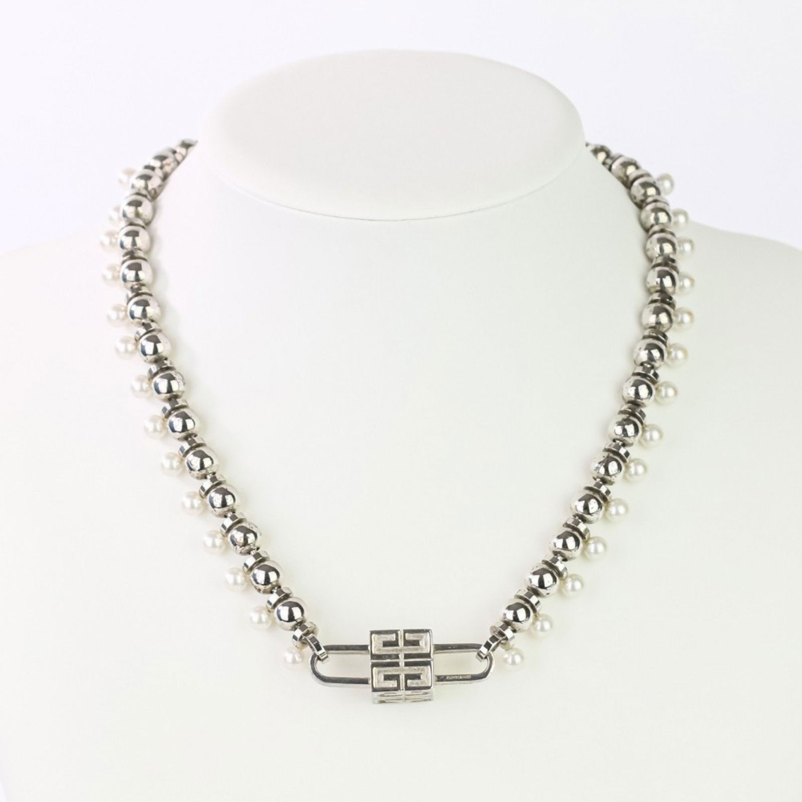 Givenchy 4G Metal Logo Cube Ball: Brand: Givenchy Necklace Type: Necklace Gender: Women Material: Metal Color: Silver Stone: Pearl Neck Circumference: 47 cm / 18.5'' Stone Diameter: 6.00mm / 0.24'' Condition: Used (very good), A few t