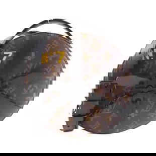 Louis Vuitton Monogram (N7) Wheel Box M59706 Shoulder Bag: Brand: Louis Vuitton Type: Shoulder Bag Material: Coated Canvas Color: Marron Gender: Women Condition: Used (very good), A few traces of usage, some scratches / dirt can be seen but overall in very