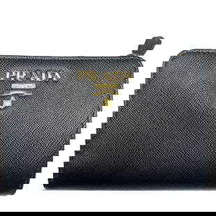 Prada Bi-Fold Wallet 1Ml018 Saffiano Leather: Brand: Prada Type: Wallet (Bi-Fold) Gender: Women Material: Saffiano Triangle Color: Black Size (Hxwxd): 9cm x 12cm x 3cm / 3.54'' x 4.72'' x 1.18'' Condition: Used (very good), A few traces of