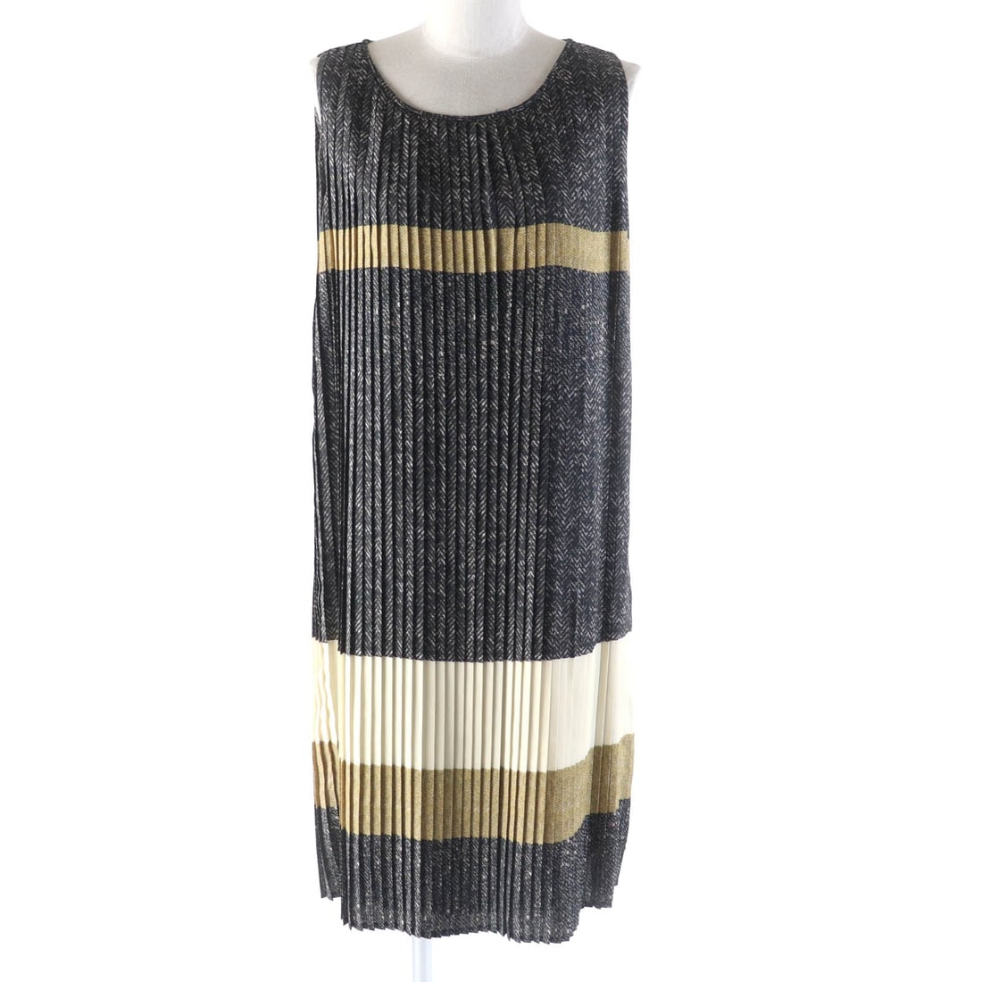 Max Mara One Piece Outer: Material: Silk Gender: Women Brand: MAX MARA Item: one piece Gender: Women Color: Multi Material: Outer: 100% polyester, Lining: 89% acetate, Lining: 6% silk, Lining: 5% polyamide Accessories: None No