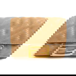 Fendi Tri-Fold Wallet Baguette Micro Leather Beige: Brand: Fendi Type: Wallet (Tri-Fold) Gender: Men,Women Material: Leather Color: Beige Size (Hxwxd): 7cm x 9.5cm x 3.5cm / 2.75'' x 3.74'' x 1.37'' Condition: Used (good), Traces of usage, scratches