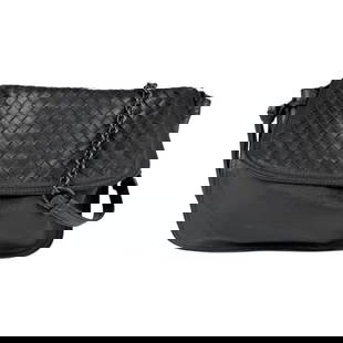 Bottega Veneta Shoulder Bag Intrecciato Leather Black: Brand: Bottega Veneta Type: Shoulder Bag Material: Intrecciato Color: Black Gender: Women Size (Hxwxd): 20cm x 23cm x 10cm / 7.87'' x 9.05'' x 3.93'' Condition: Used (good), Traces of usage,