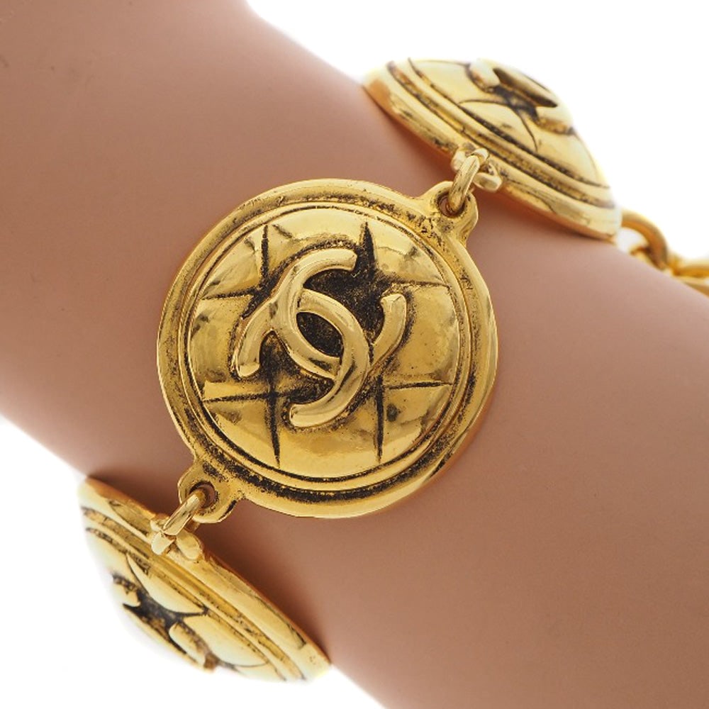 Chanel Bracelet Plated Gold Gold Vintage Matrasse Coco Mark Women: Material: GP Gender: Women Pattern: Matrasse Brand: CHANEL Item: bracelet Model: COCO Mark Line: Matrasse Type: vintage Gender: Women Color: gold Material: Plated Gold Weight: 71.2g Accessories: stora