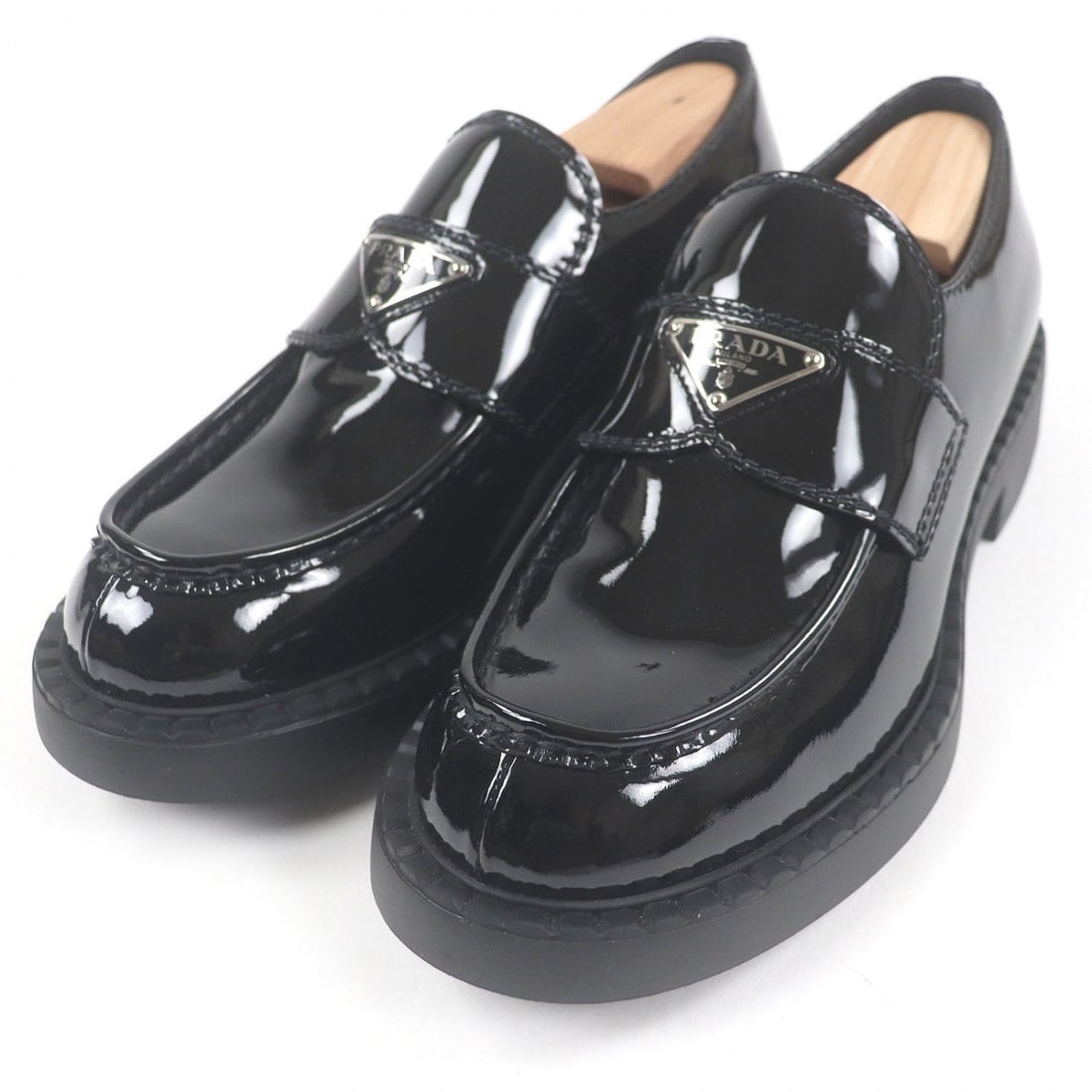 Prada Loafers Patent Leather Black Chocolate 6.5: Material: Leather Gender: Mens Brand: PRADA Item: loafers Model: chocolate Gender: mens Color: black Material: Main: Patent leather Accessories: Box (damaged), storage bag, booklet Notation Size: 6.5