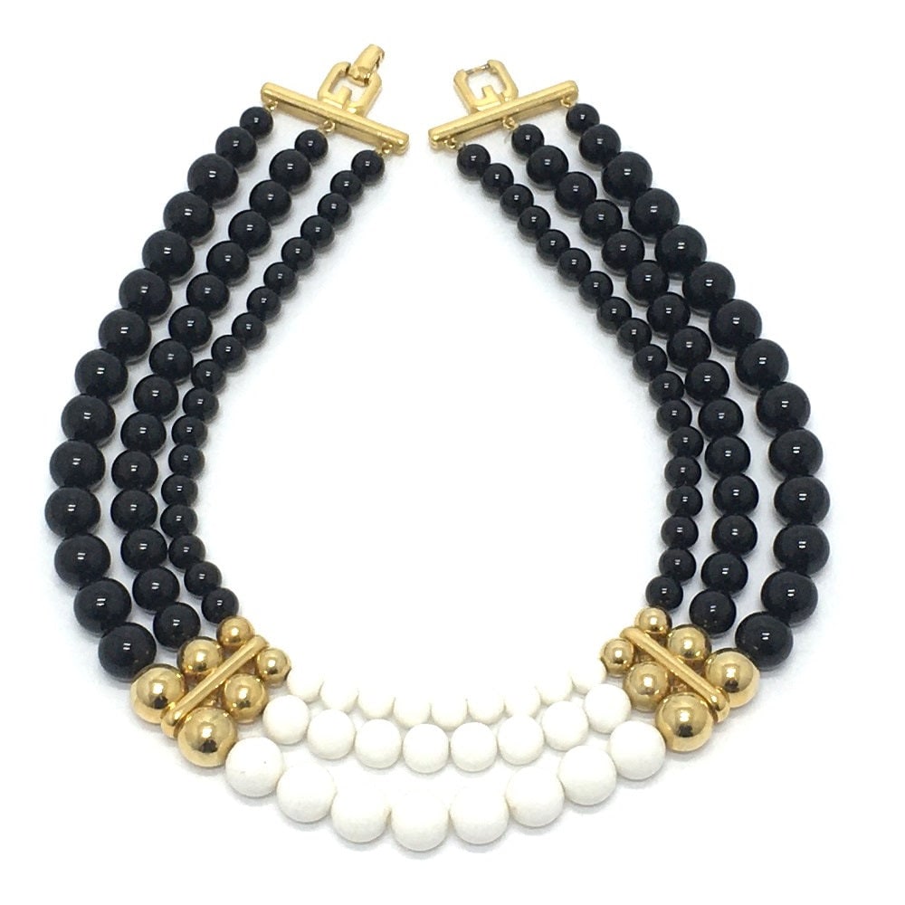 Givenchy Necklace Gold Plated Black X White 3 Stations Ball Necklace Women: Material: GP Gender: Women Pattern: 3 stations Brand: GIVENCHY Item: Necklace Model: Ball necklace Line: 3 stations Gender: Women Color: Black x white Material: Gold Plated Accessories: None Size: cm
