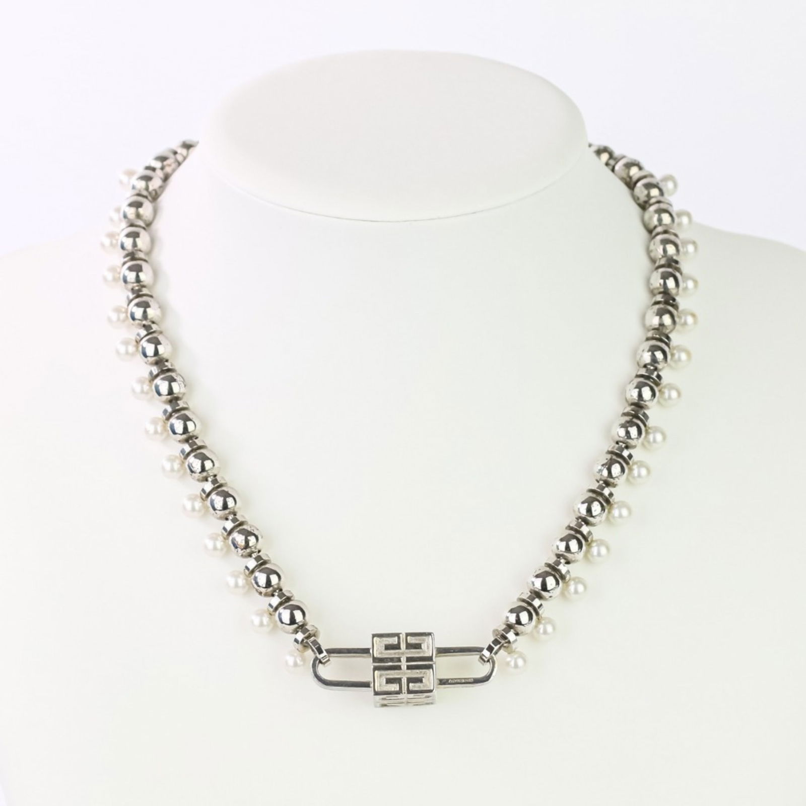 Givenchy 4G Metal Logo Cube Ball: Brand: Givenchy Necklace Type: Necklace Gender: Women Material: Metal Color: Silver Stone: Pearl Neck Circumference: 47 cm / 18.5'' Stone Diameter: 6.00mm / 0.24'' Condition: Used (very good), A few t