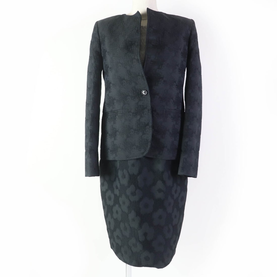 Max Mara Ensemble Main: Gender: Women Brand: MAX MARA Item: ensemble Gender: Women Color: Black Grey Material: Main: 100% polyester, Part: 100% polyester, Lining: 95% acetate, Lining: 5% elastane (polyurethane) Accessories: