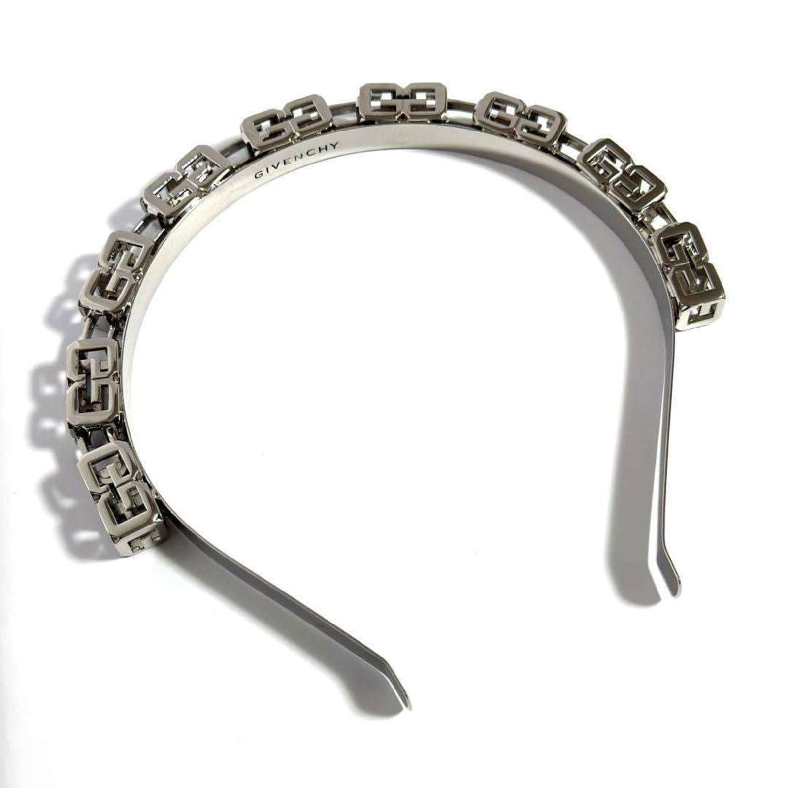 Givenchy G Cube Chain Headband Hairband: Brand: Givenchy Type: Alice Band Gender: Women Color: Silver Material: Metal Size (Lxw): 13cm / 5.11'' Condition: Used (very good), A few traces of usage, some scratches / dirt can be seen but overall