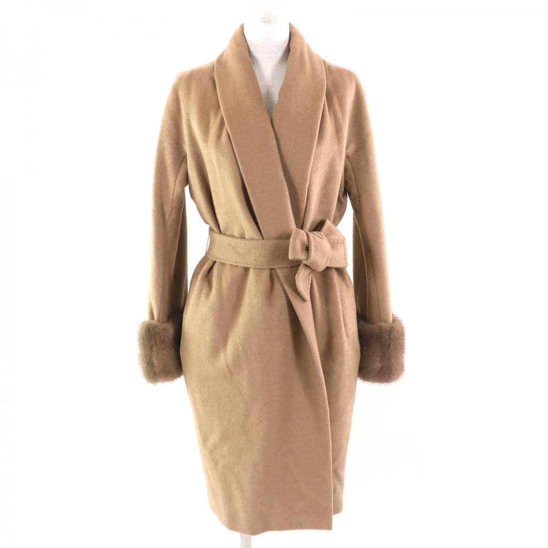 Max Mara Coat 10160723000 Camel Brown 40: Gender: Women Brand: MAX MARA Item: coat Gender: Women Color: Brown Material: Outer: 100% camel, Lining: 100% viscose Accessories: belt Notation Size: 40 Size: cm (approx.): Dress length: 96 Width: 53