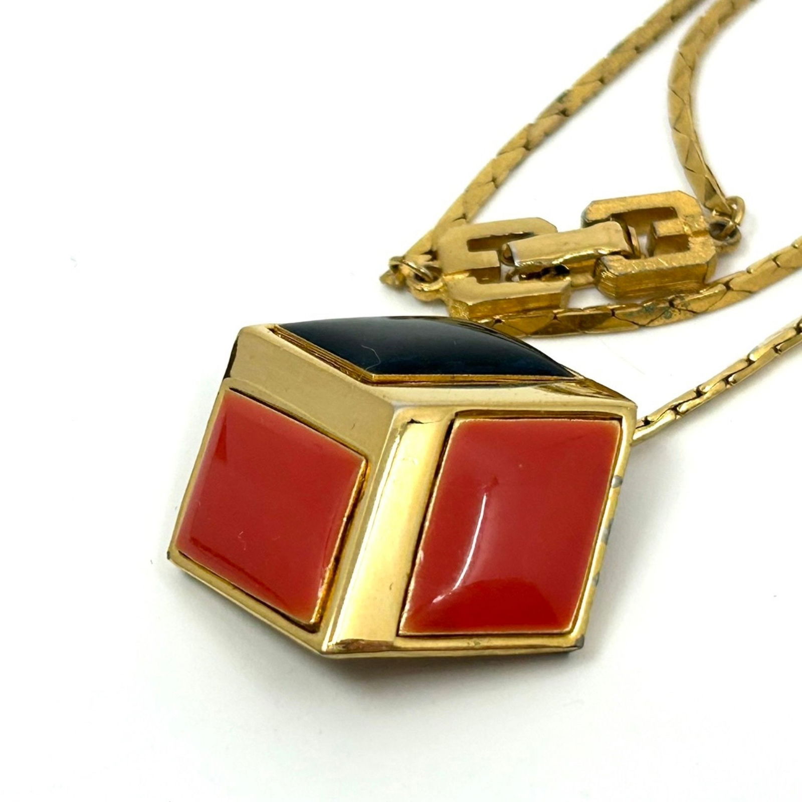 Givenchy Givenchy Square Necklace Pendant In Red: Brand: Givenchy Necklace Type: Necklace Pendant Type: Pendant Gender: Women Material: Gold Plating Color: Black, Red Color Condition: Used (good), Traces of usage, scratches / dirt can be seen but gen