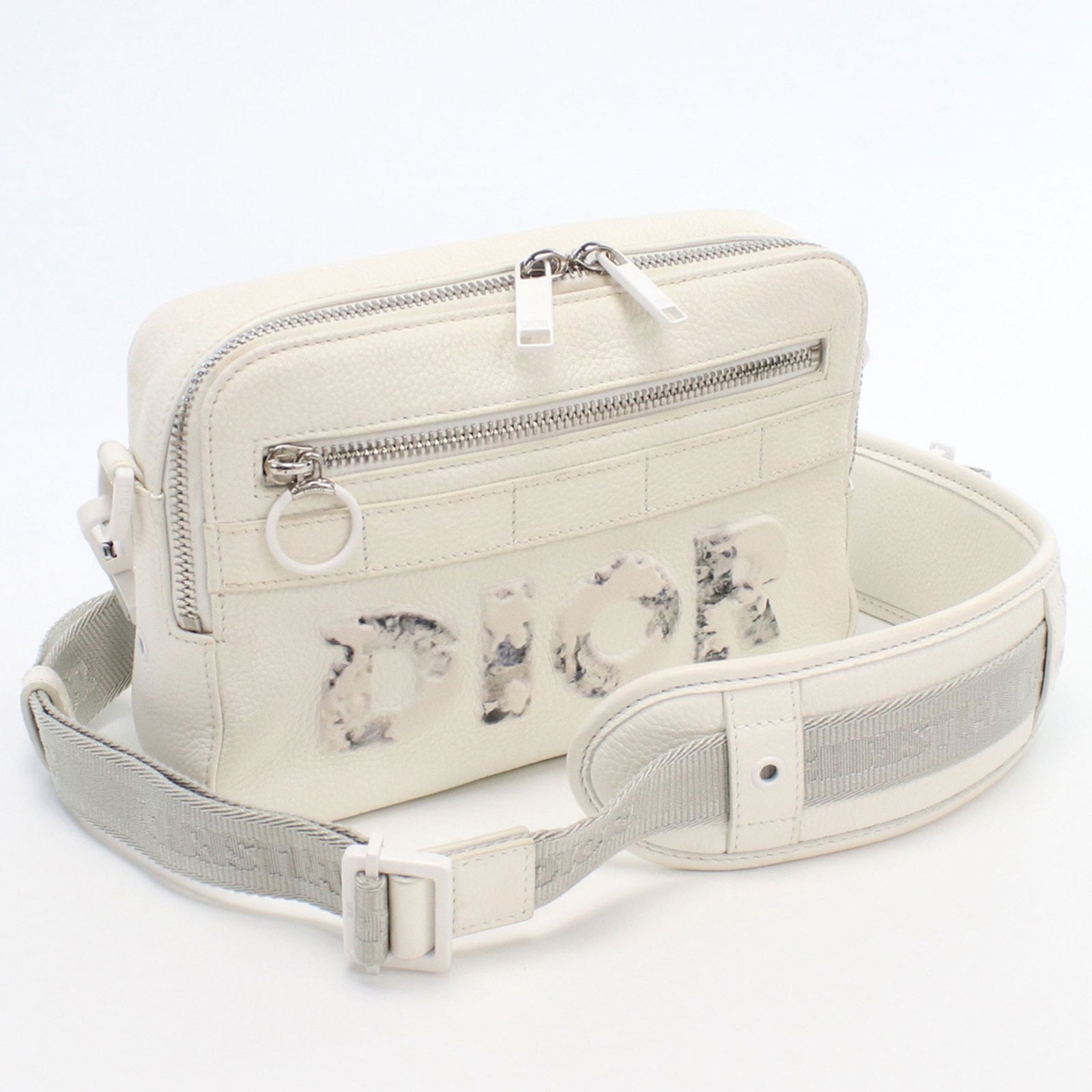 Christian Dior Dior Dior Shoulder Bag 1Sfpo101Ywm_H19E Daniel Arsham: Brand: Christian Dior Type: Shoulder Bag Material: Leather Color: White Hardware Color: Silver Gender: Women,Men Size (Hxwxd): 15cm x 22cm x 5cm / 5.9'' x 8.66'' x 1.96'' Weight: 540g / 1.19lb. Condit