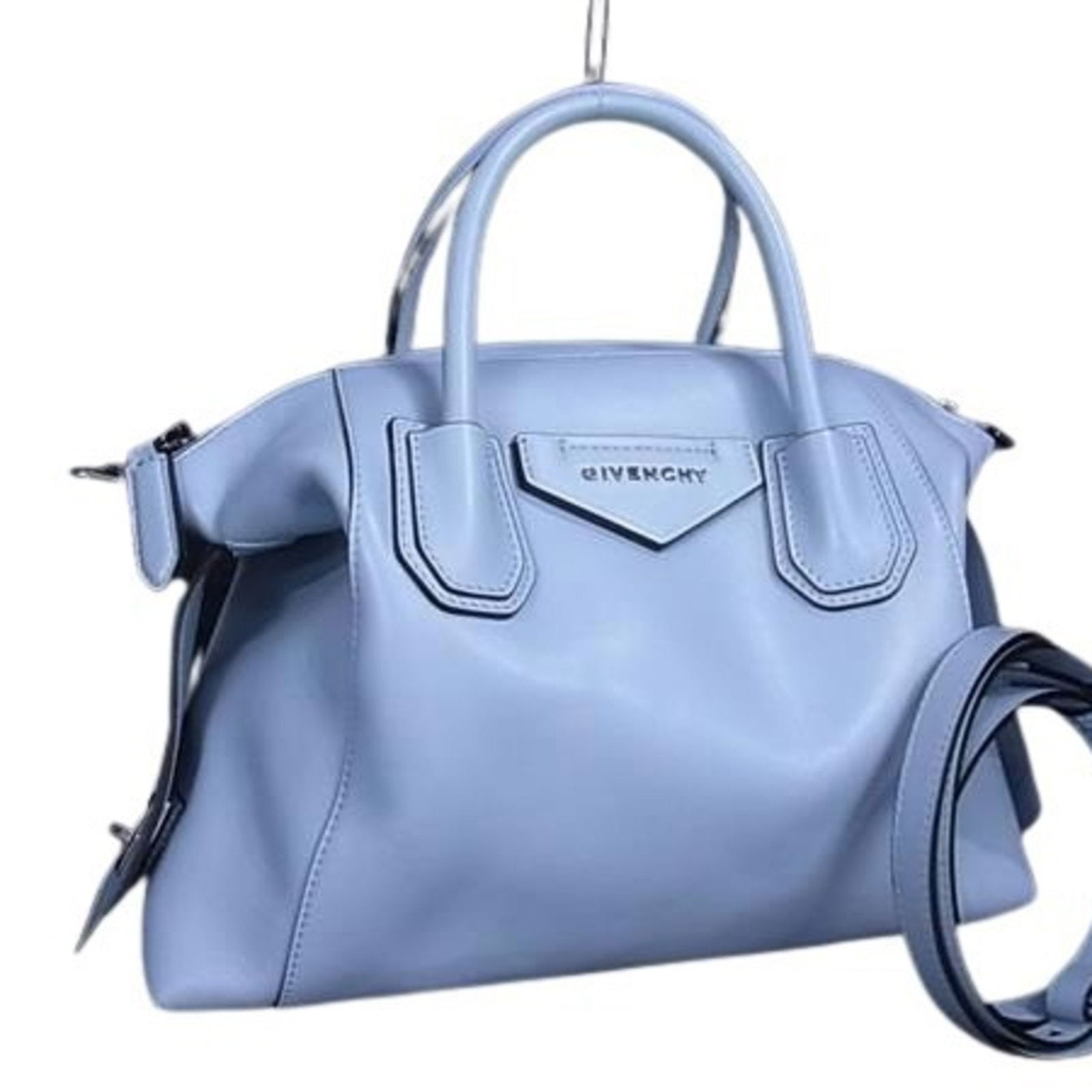 Givenchy Antigona Soft Small Handbag In Light Blue Leather: Brand: Givenchy Type: Handbag, Shoulder Bag, Tote Bag Material: Leather Color: Light Blue Gender: Women Size (Hxwxd): 23.5cm x 31.5cm x 6.5cm / 9.25'' x 12.4'' x 2.55'' Condition: Used (very good), A