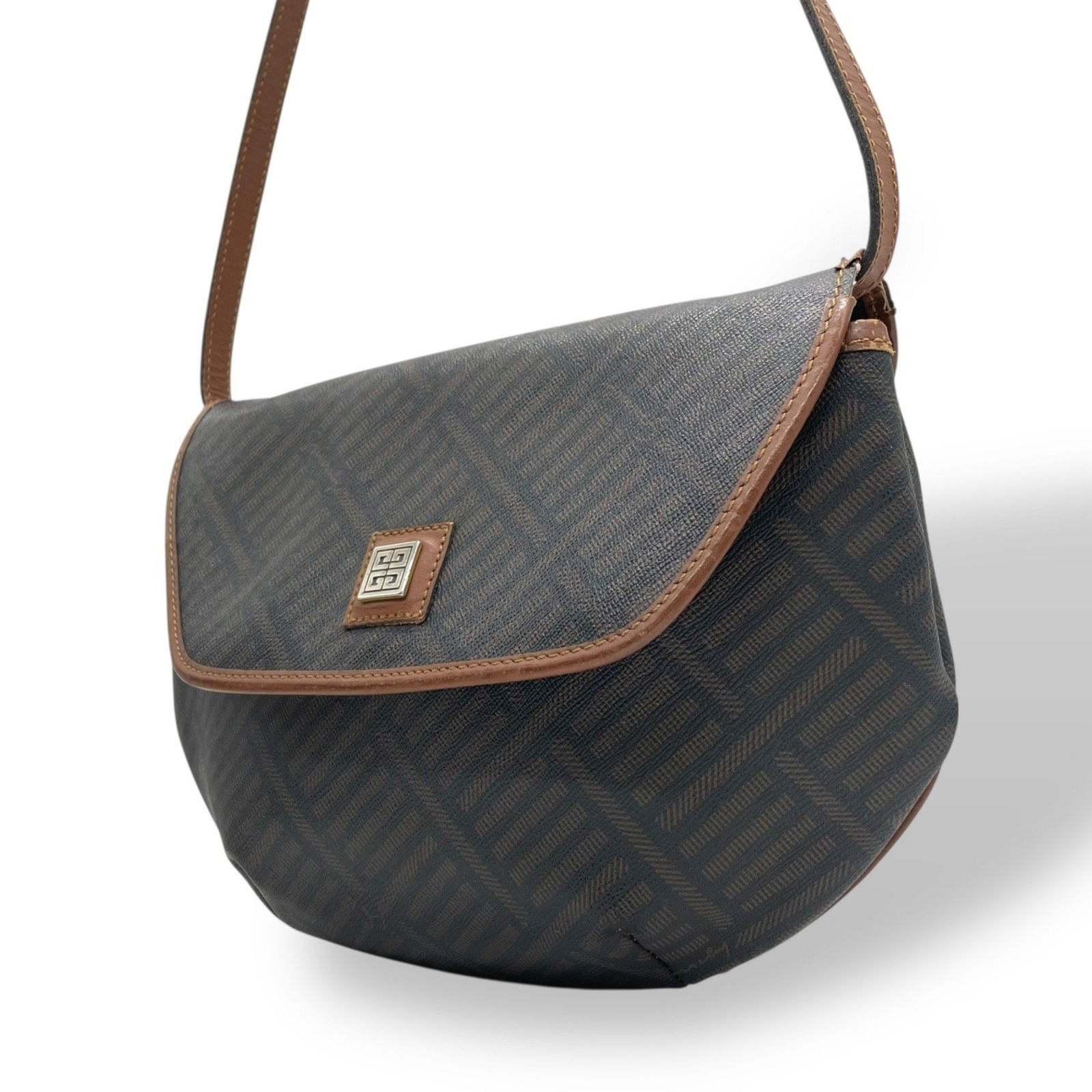 Givenchy Shoulder Bag Monogram Pattern Flap Brown Black Logo Plate A3: Brand: Givenchy Type: Shoulder Bag Material: Pvc Color: Brown Gender: Women Size (Hxwxd): 18cm x 26cm x 7cm / 7.08'' x 10.23'' x 2.75'' Condition: Used (good), Traces of usage, scratches / dirt can be