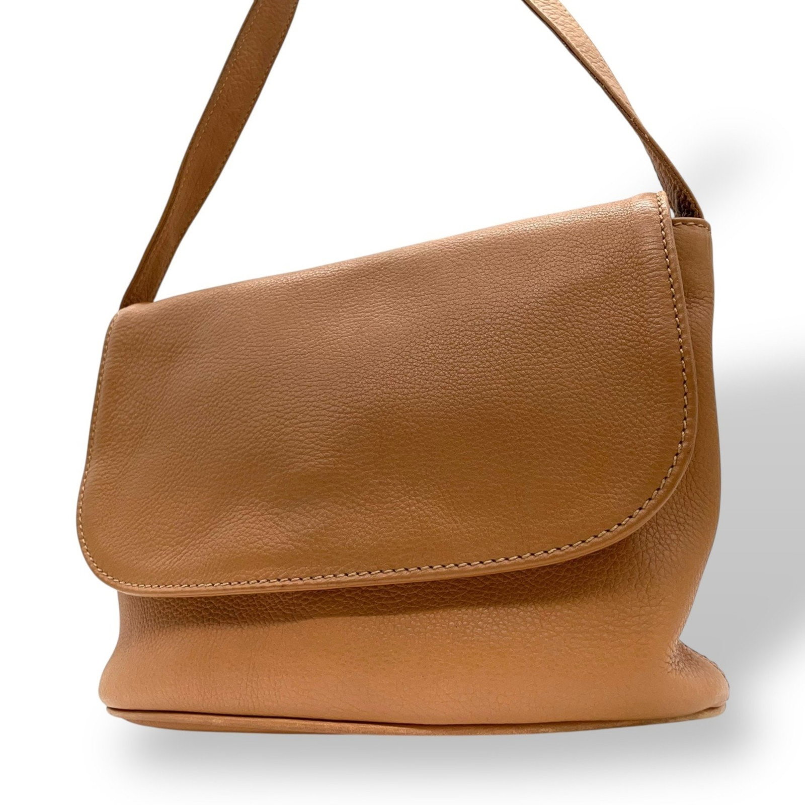 Coach Shoulder Bag/Messenger Bag In Camel: Brand: Coach Type: Messenger Bag, Shoulder Bag Material: Leather Color: Brown, Camel Gender: Women Size (Hxwxd): 23cm x 29cm x 16cm / 9.05'' x 11.41'' x 6.29'' Condition: Used (good), Traces of usage,