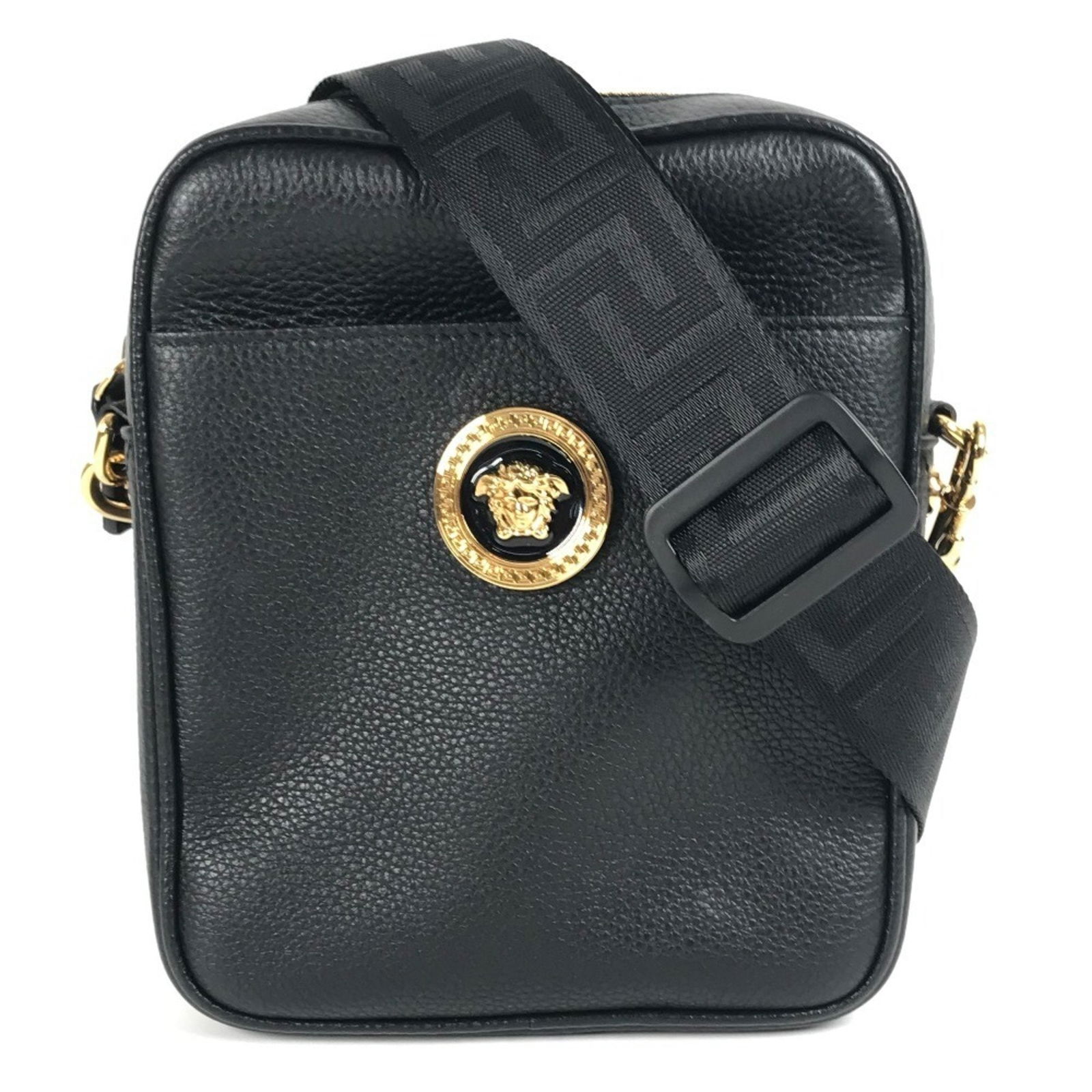 Versace Medusa Logo Pochette Shoulder Bag In Black Leather: Brand: Versace Type: Pochette, Shoulder Bag Material: Leather Color: Black Hardware Color: Gold Gender: Men,Women,Unisex Size (Hxwxd): 20cm x 16.5cm x 4.5cm / 7.87'' x 6.49'' x 1.77'' Condition: Used