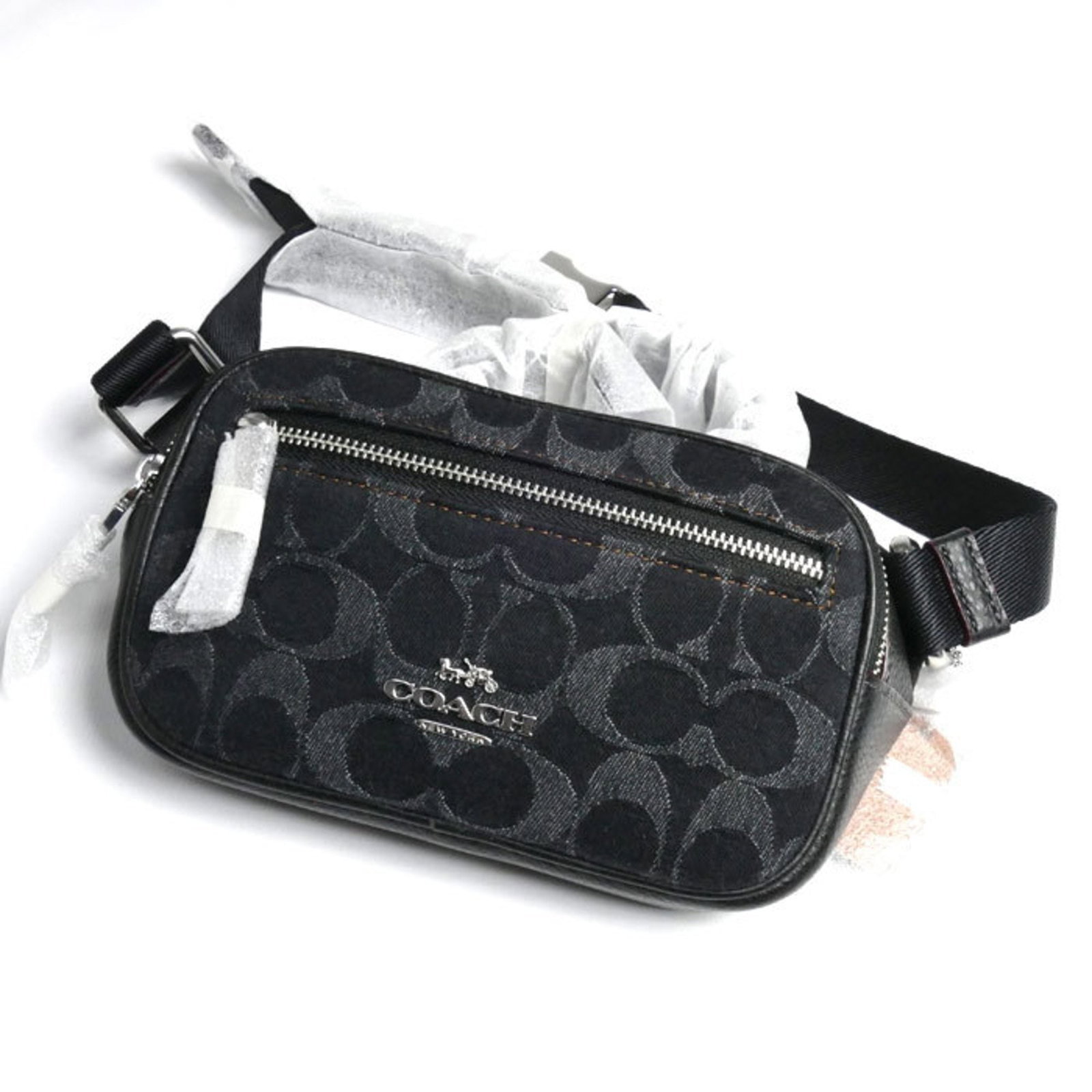 Coach Denim Leather Signature Mini Waist Bag Cq186 Sv/Bk: Brand: Coach Type: Fanny Pack Material: Denim , Leather Color: Black Hardware Color: Silver Closure: Zipper Gender: Women Size (Hxwxd): 11cm x 21cm x 6cm / 4.33'' x 8.26'' x 2.36'' Condition: Opened (