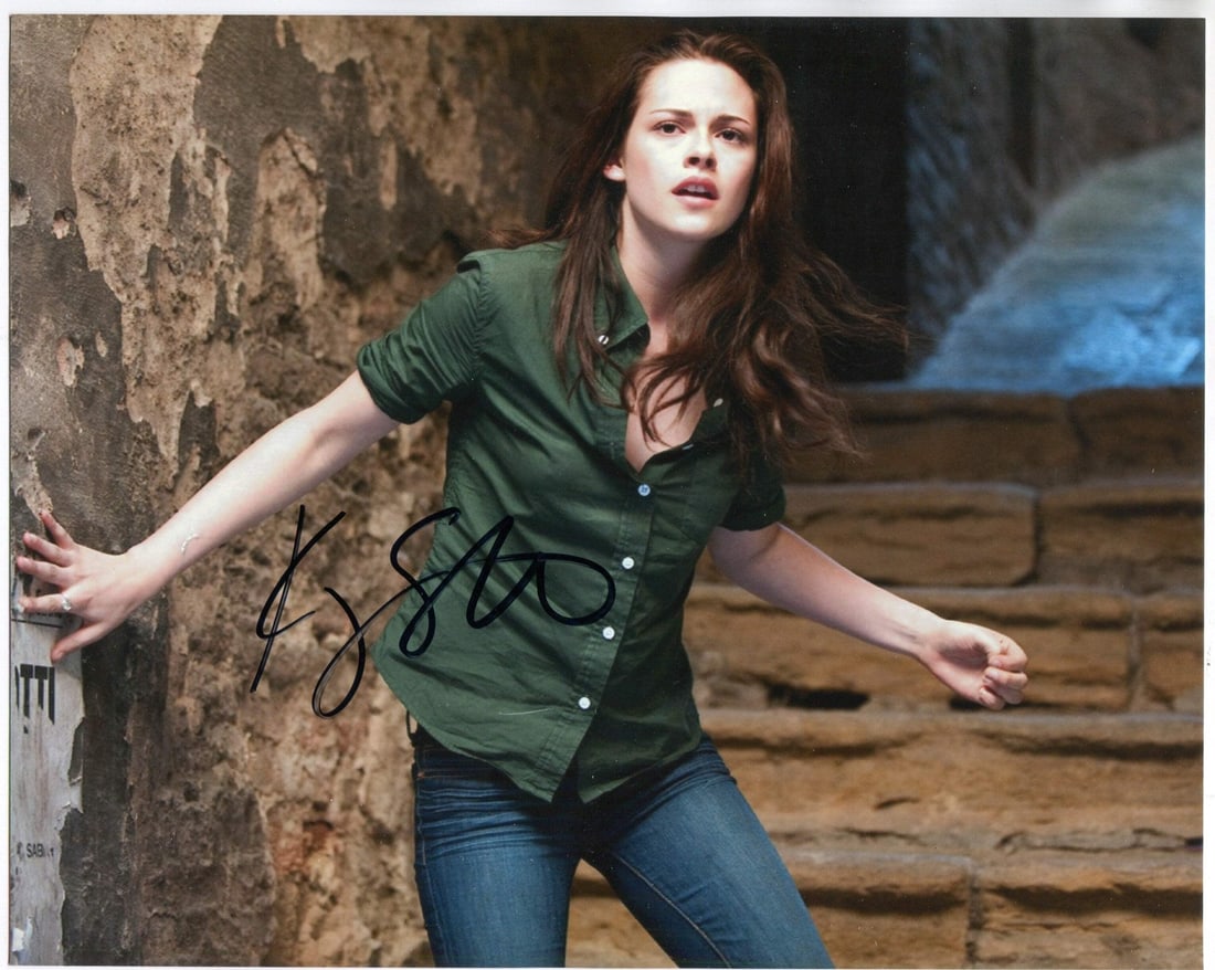 Kristen Stewart Autographed 8X10 Photo: Kristen Stewart Autographed 8x10 Photo Photo is signed in black sharpie Item is authenticated by Rich Altman's , and will be accompanied with a COA from . Product Disclaimer: Not affiliated with any t