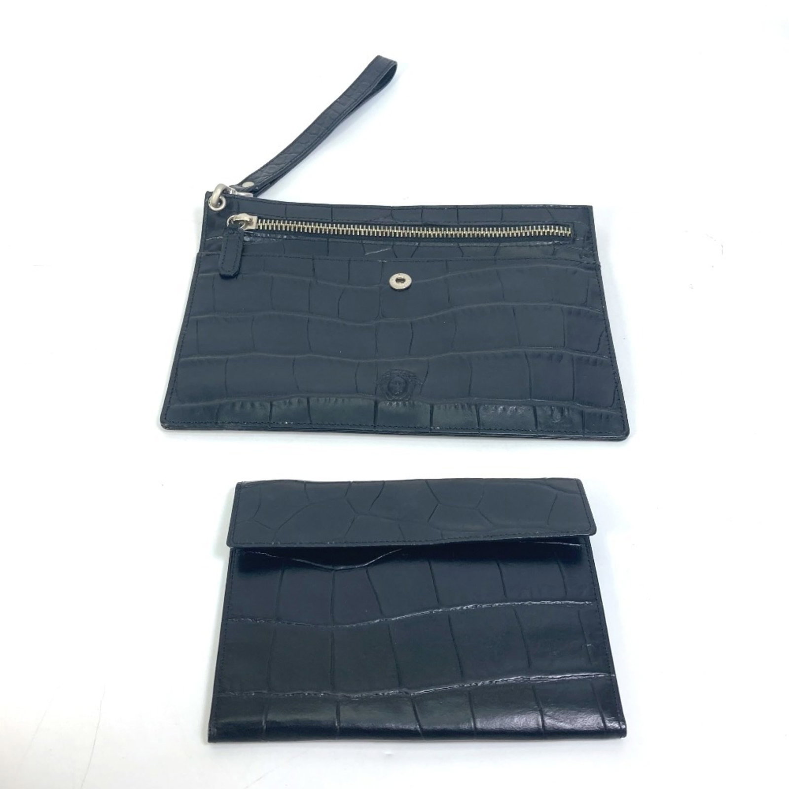 Versace Medusa Pouch With Strap: Brand: Versace Type: Clutch Bag, Pouch Material: Leather Color: Black Gender: Men,Women Size (Hxwxd): 15cm x 20.5cm / 5.9'' x 8.07'' Condition: Used (good), A few traces of usage, some scratches / dir
