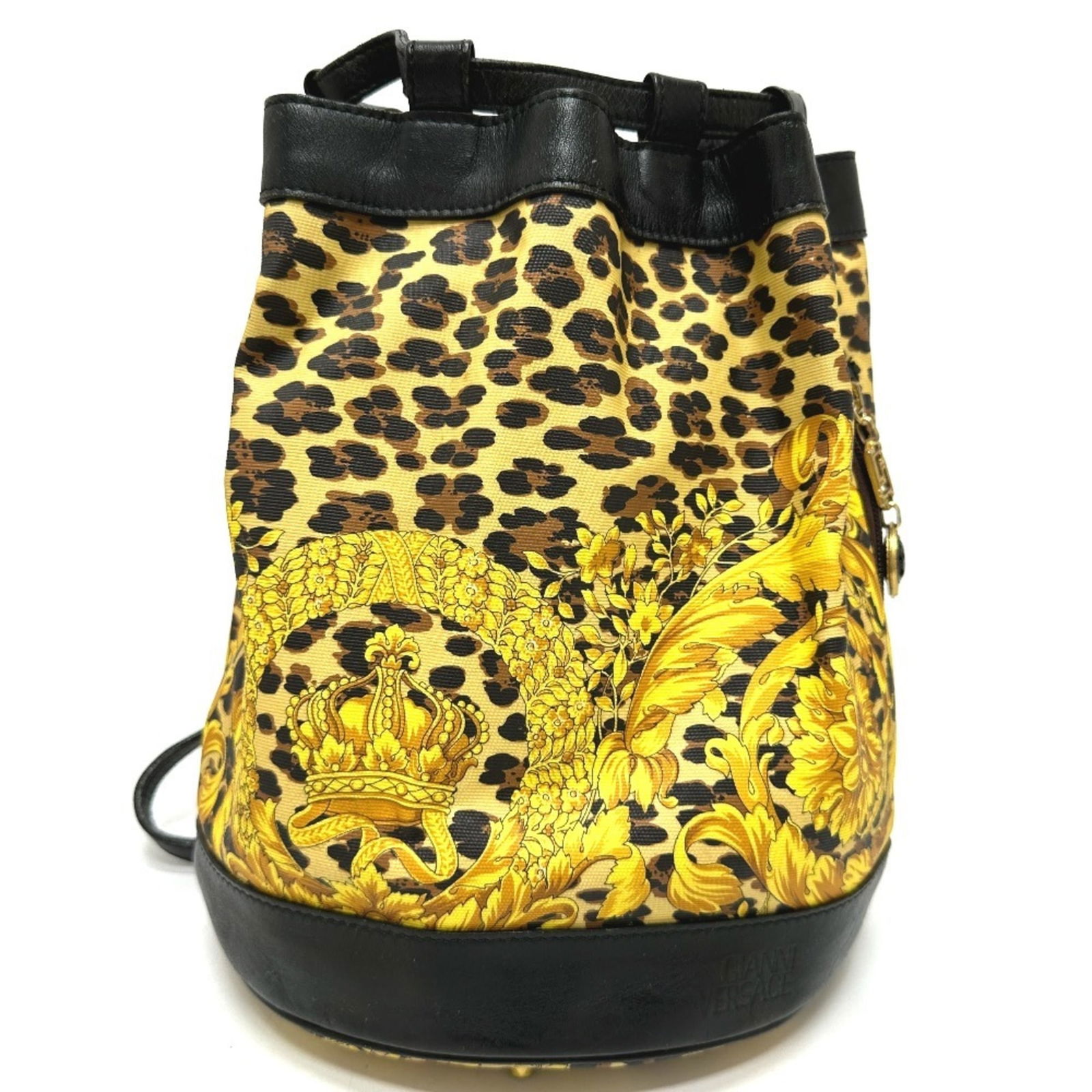Versace Vintage Leopard Print Drawstring Shoulder Bag In Leather/Pvc: Brand: Versace Type: Shoulder Bag Material: Pvc , Leather Color: Black, Yellow Inner Pocket: Zipper Pocket 1 Season: Vintage Gender: Women Size (Hxwxd): 27cm x 22cm x 15cm / 10.62'' x 8.66'' x 5.9'' C