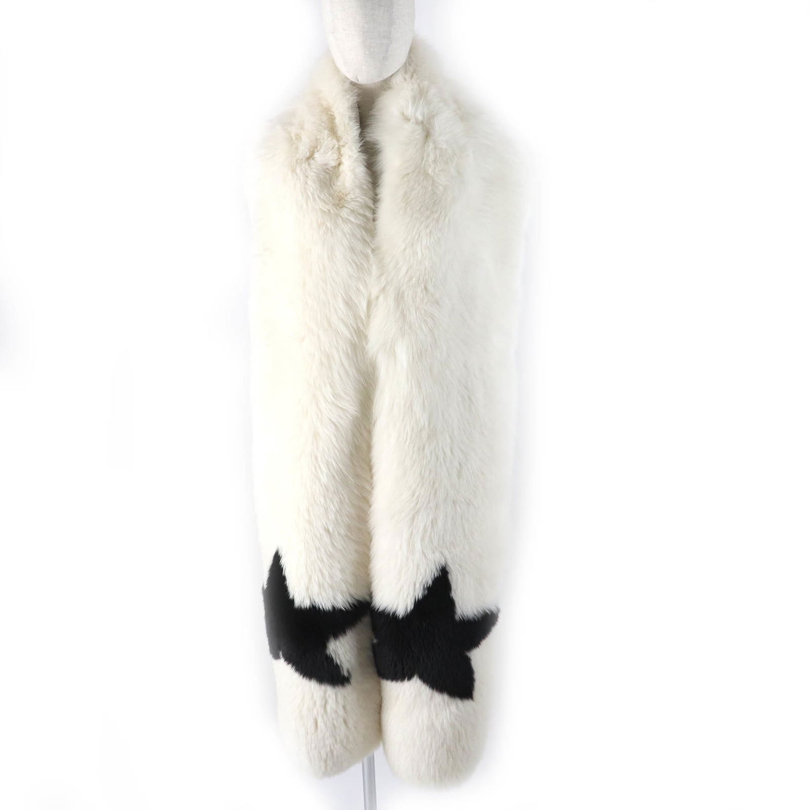 Givenchy Fox Fur Star Motif Extra Long Scarf: Brand: Givenchy Type: Shawl Gender: Women Color: Black, White Material: Fur Leather/Fur Type: Fox Fur Size (Lxw): 2.64m x 36cm / 103.93'' x 14.17'' Condition: Used (like new), Mint condition, like new