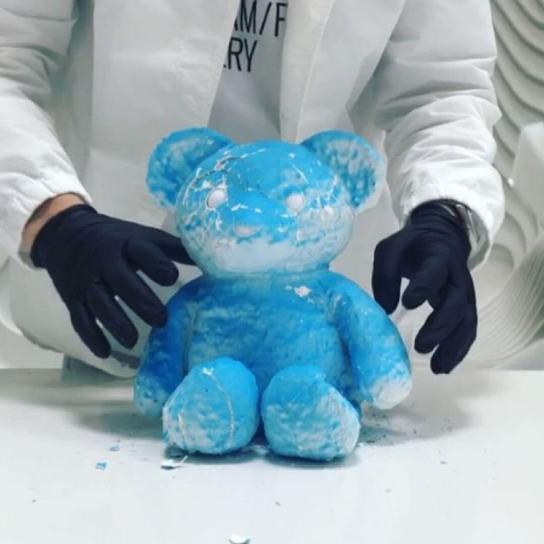 Daniel Arsham Cracked Bear Blue 2018 ED World Limited 50 Brand New: Daniel Arsham Cracked Bear Blue 2018 ED World Limited 50 Brand New Original sculpture titled 'Cracked Bear Blue' by Daniel Arsham, produced in 2018, limited to 50 pieces, no specific material listed.