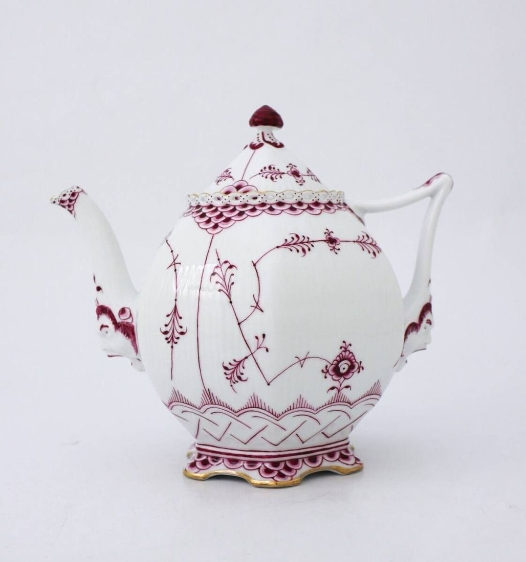 Royal Copenhagen Burgundy Fluted Full Lace Teapot 143 Gold with Face: Royal Copenhagen Burgundy Fluted Full Lace Teapot 143 Gold with Face Royal Copenhagen teapot in the Burgundy Fluted Full Lace pattern, featuring gold accents and made in Denmark. Item Specifics: Brand