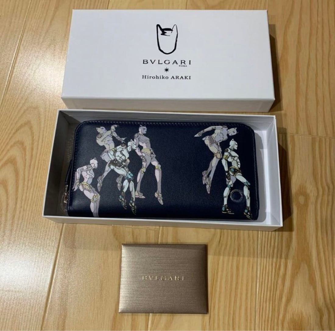 Bulgari x Hirohiko Araki "JoJo's Bizarre Adventure" long wallet New [Limited]: Bulgari x Hirohiko Araki "JoJo's Bizarre Adventure" long wallet New [Limited] Bulgari x Hirohiko Araki "JoJo's Bizarre Adventure" long wallet, made in Italy with denim leather, measuring 7.5 x 4.1 x