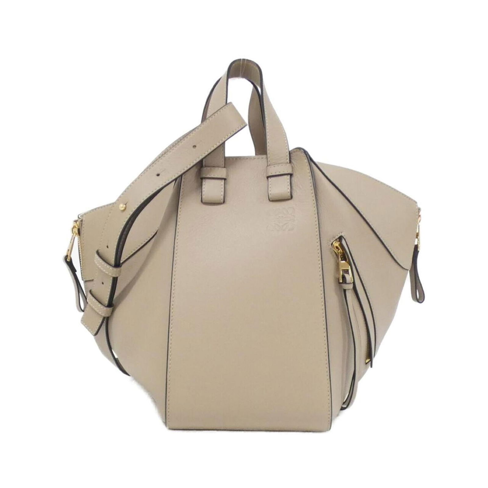 Leather Loewe Shoulder Bag: Leather Loewe Shoulder Bag The Loewe shoulder bag is crafted from calfskin leather in beige and sand, measuring 24 x 28 x 28 cm, and is in very good used condition with minimal signs of wear. Item Spe