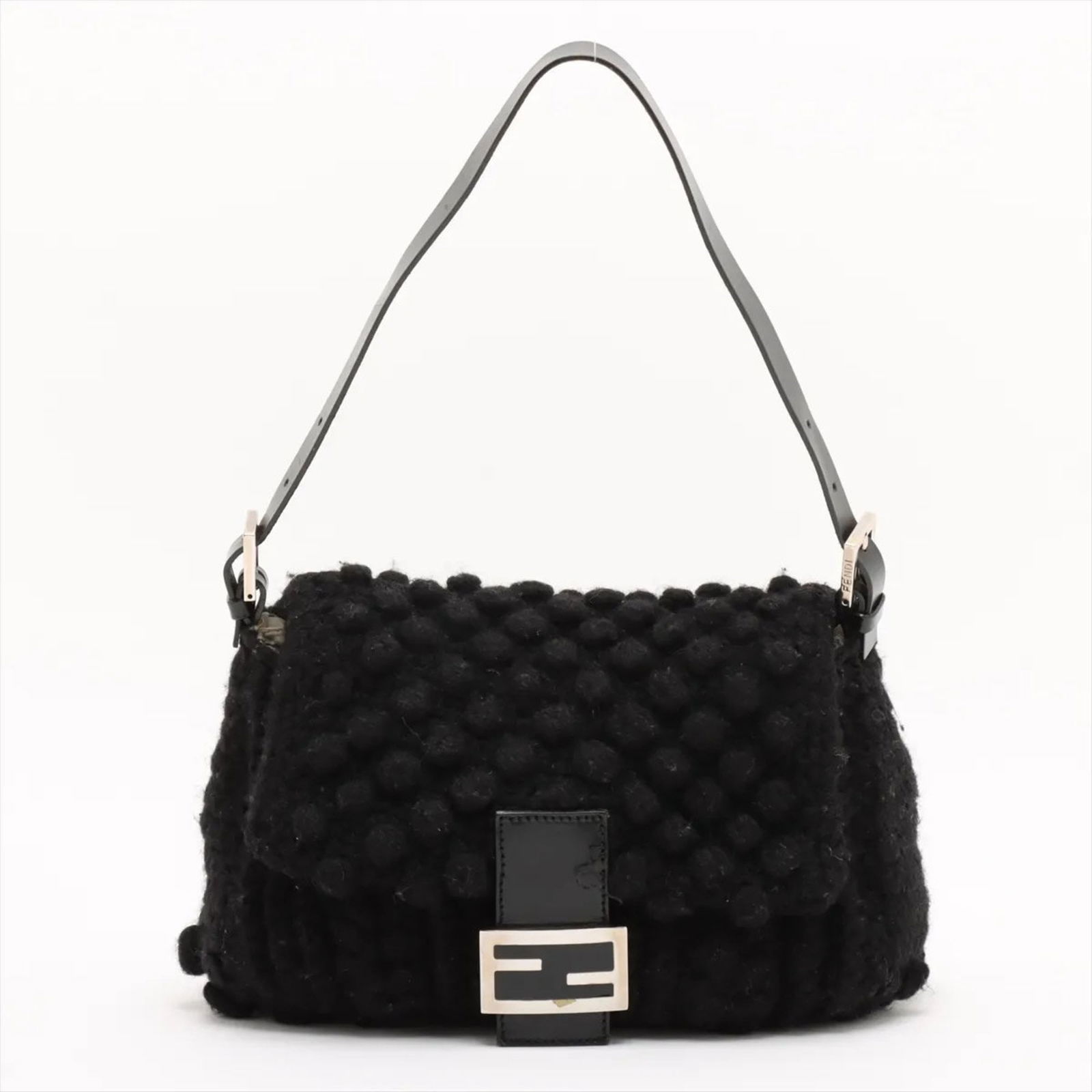 Shoulder Bag Fendi: Shoulder Bag Fendi Fendi Shoulder Bag in black leather, measuring 22cm x 25cm x 11cm, is used with noticeable wear but still in acceptable condition for continued use. Item Specifics: Brand: Fendi Typ