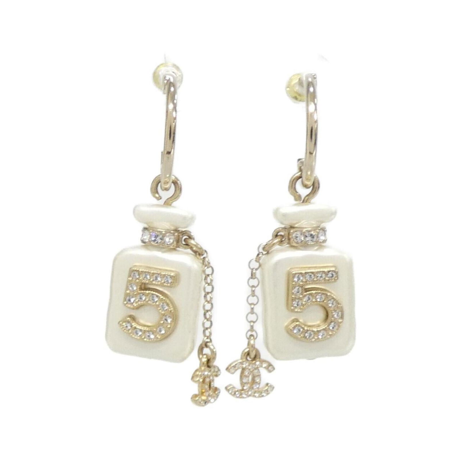 Earrings Chanel Stud: Earrings Chanel Stud These Chanel stud earrings for women are made in gold and white, measuring 25mm x 15mm. They are in very good used condition, with minor traces of usage and some scratches. Item S