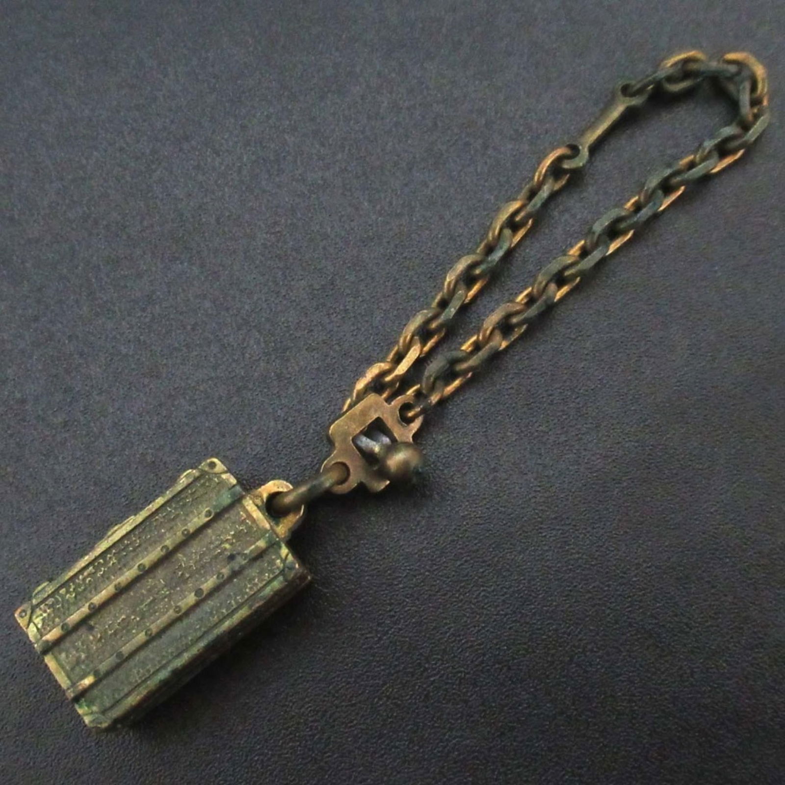 Keyring Louis Vuitton: Keyring Louis Vuitton Gold keyring by Louis Vuitton, measuring 9.5cm x 1.4cm, in acceptable used condition with visible traces of usage. Item Specifics: Brand: Louis Vuitton Type: Keyring Gender: Men,