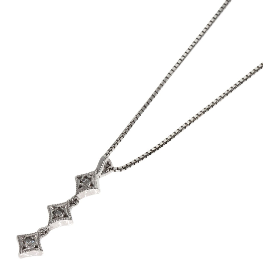 K18 White Gold agete Diamond Necklace: K18 White Gold agete Diamond Necklace This agete necklace is crafted from K18 white gold and features a diamond with a total carat weight of 0.04ct, measuring 15.7 inches in length. It is made in