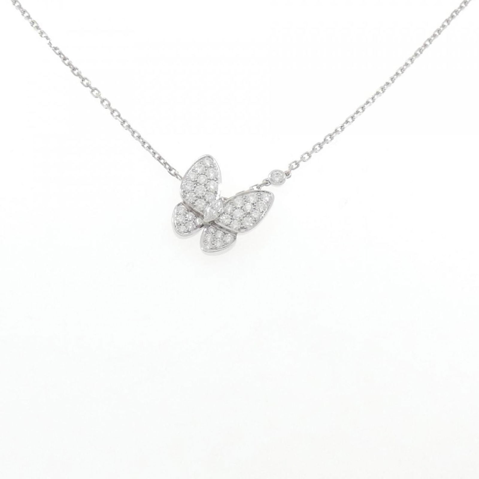 Van Cleef & Arpels in White Gold (18K): Van Cleef & Arpels in White Gold (18K) Van Cleef & Arpels Necklace made of 18K White Gold, featuring a diamond pendant, with a neck circumference of 41-45 cm and used in very good condition. Item Spec