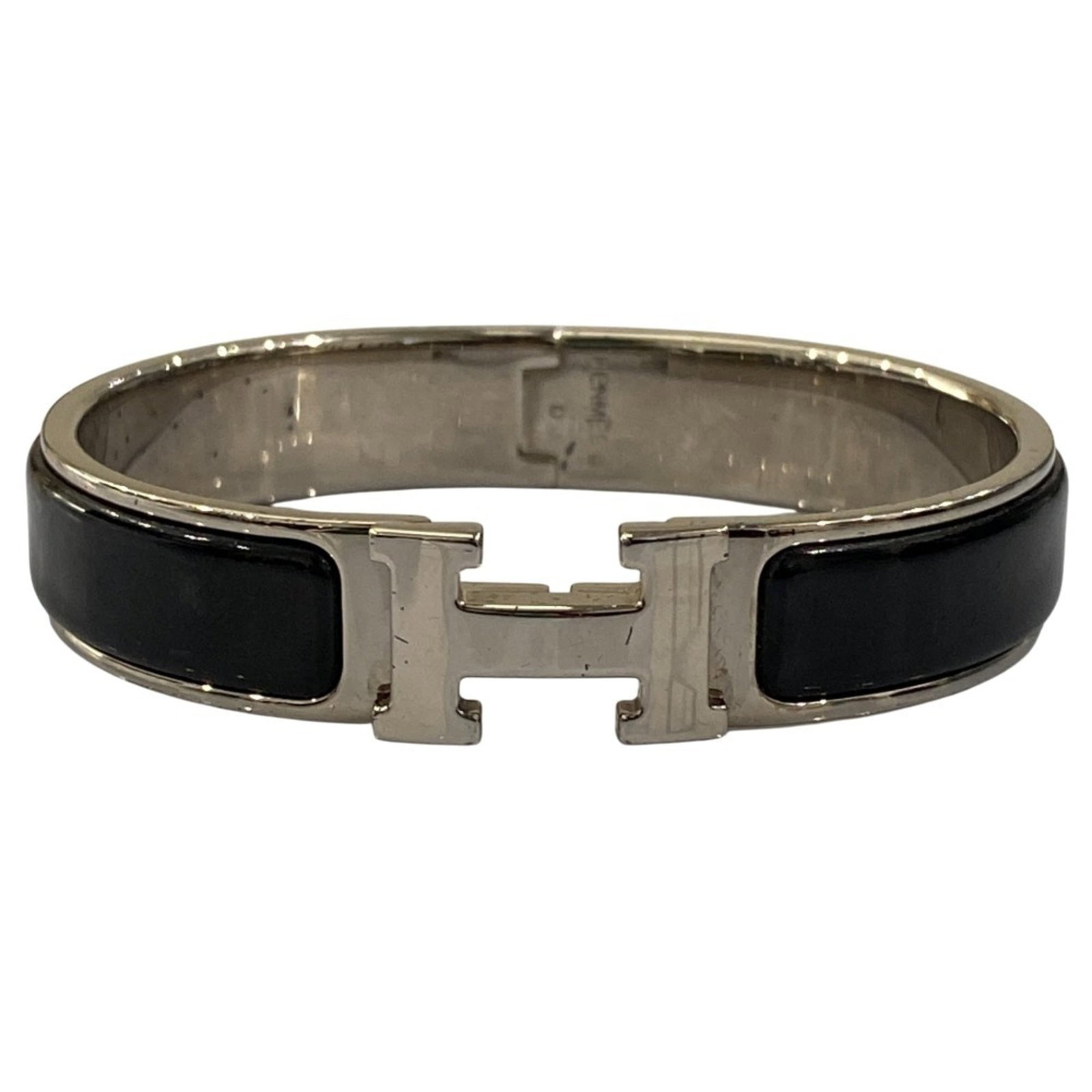 Charm Bracelet Hermes: Charm Bracelet Hermes Hermes charm bracelet for women in black and silver, measuring 16cm in length. Used condition with minor scratches and dirt, overall very good condition. Item Specifics: Brand: H