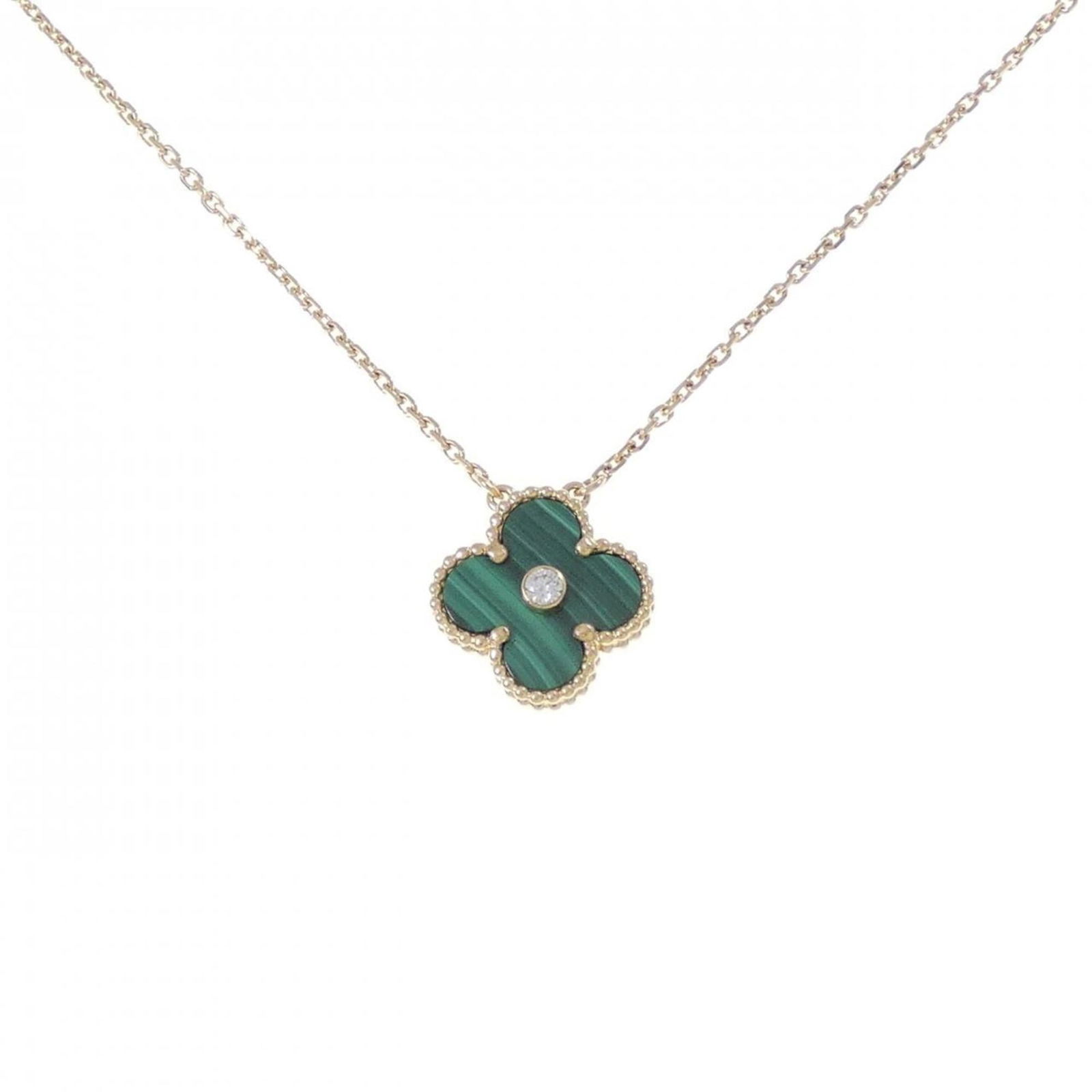 Van Cleef & Arpels 18K Yellow Gold: Van Cleef & Arpels 18K Yellow Gold Van Cleef & Arpels necklace made of 18K yellow gold, featuring a pendant with diamond and malachite, with a neck circumference of 40cm to 45cm and pendant size of 14