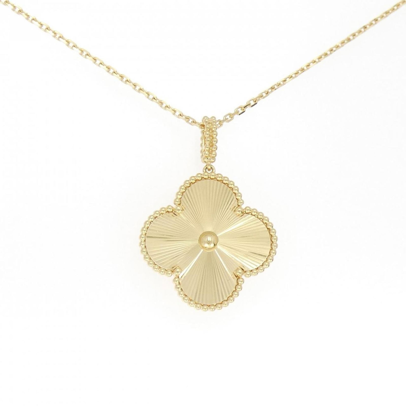 Van Cleef & Arpels 18K Yellow Gold: Van Cleef & Arpels 18K Yellow Gold Van Cleef & Arpels 18K yellow gold necklace with a pendant, suitable for men and women, in like new condition, with a 75 cm to 91 cm neck circumference. Item Specifi