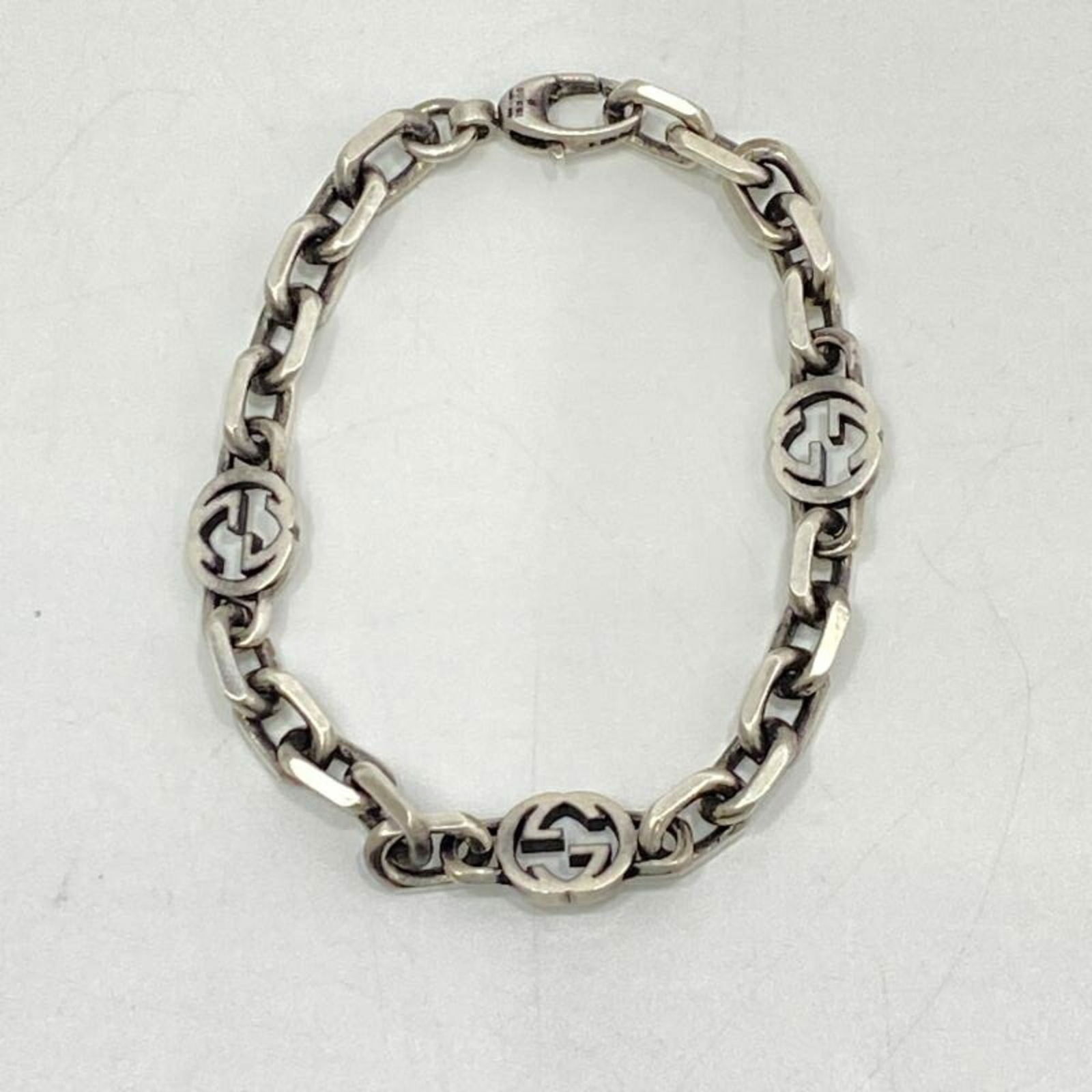 Silver 925 Gucci Charm Bracelet: Silver 925 Gucci Charm Bracelet Silver 925 Gucci charm bracelet for women, measuring 18.5cm in length, in good used condition with traces of usage. Item Specifics: Brand: Gucci Type: Charm Bracelet Ge