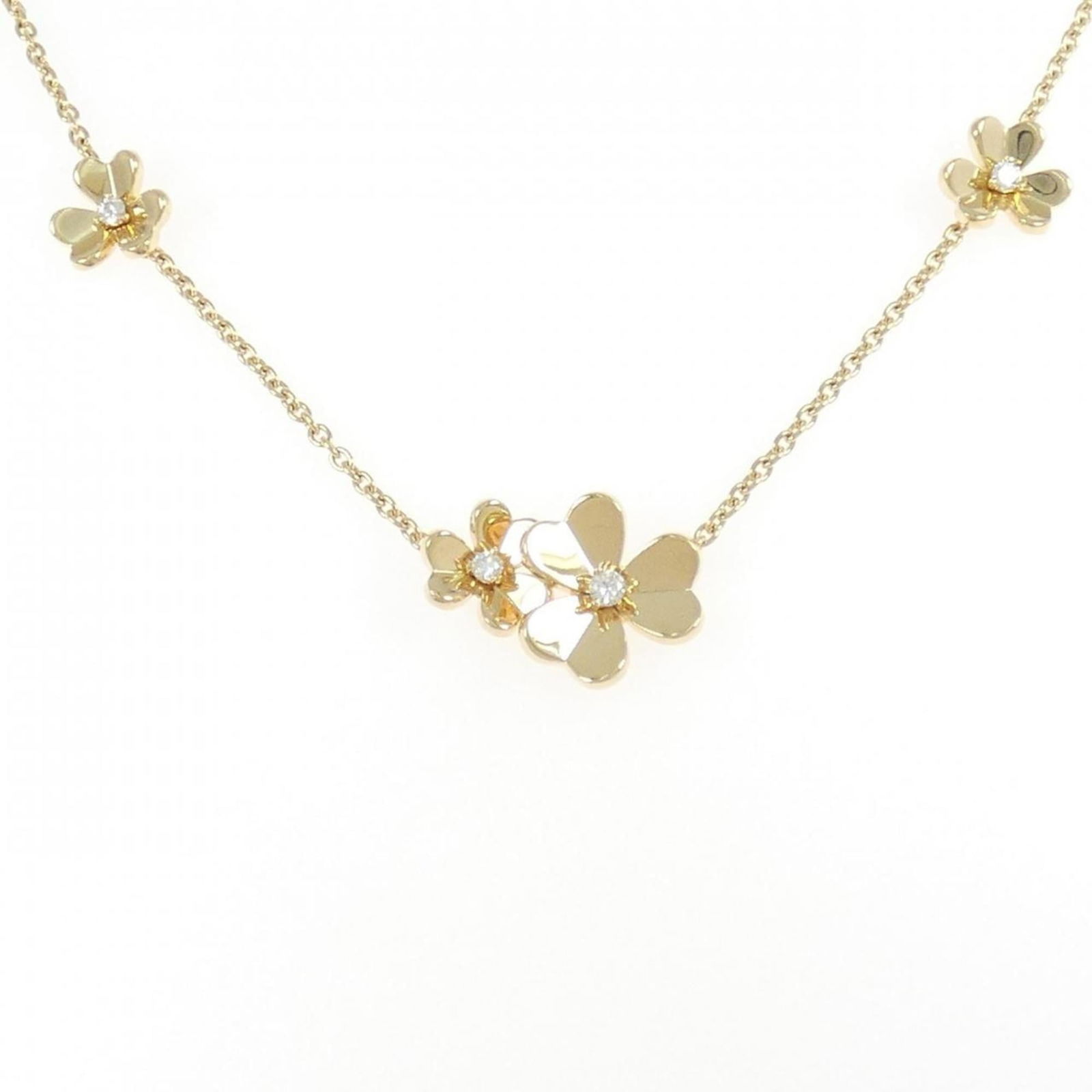 Van Cleef & Arpels 18K Yellow Gold: Van Cleef & Arpels 18K Yellow Gold Van Cleef & Arpels 18K yellow gold necklace for women, featuring a diamond pendant, with a neck circumference of 42 cm and pendant dimensions of 15.7mm x 15.7mm, in