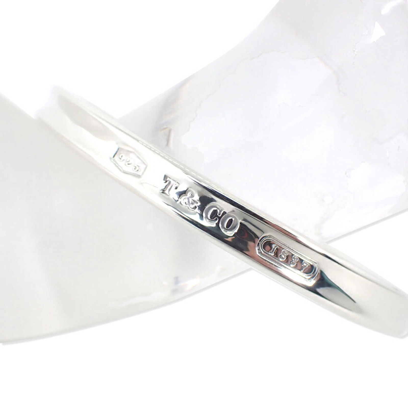 Tiffany Sterling Silver 925 Bangle: Tiffany Sterling Silver 925 Bangle Tiffany Sterling Silver 925 bangle for women, in used (like new) condition with hardly any traces of usage. Item Specifics: Brand: Tiffany Type: Bangle Gender: Women