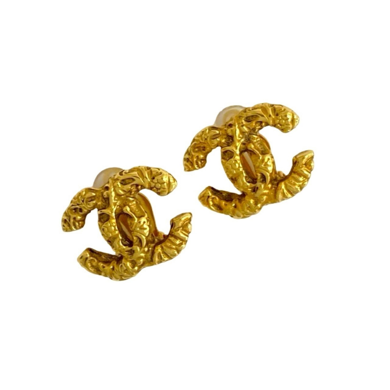 Gold Plating Chanel Clip Earrings: Gold Plating Chanel Clip Earrings Chanel gold plating clip earrings suitable for women, measuring 17mm x 13mm, in good used condition with traces of usage. Item Specifics: Brand: Chanel Type: Clip