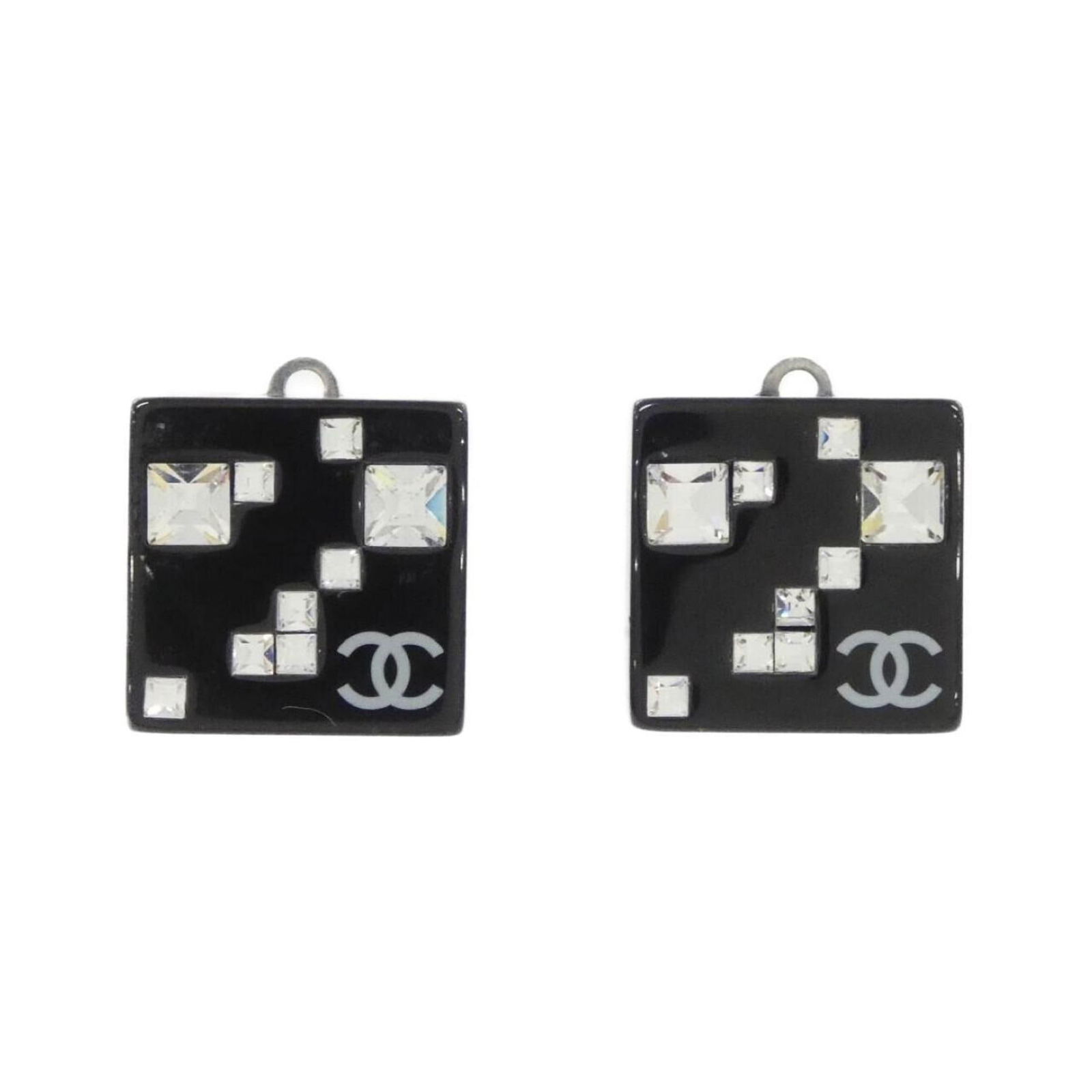 Earrings Chanel Clip: Earrings Chanel Clip These Chanel Clip Earrings, designed for women, are in very good used condition with some signs of wear, featuring a classic black and silver color scheme and measuring 16.00mm x