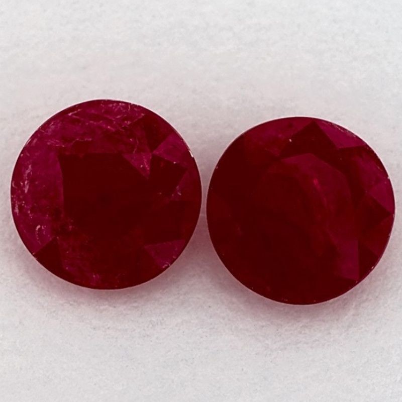 Loose Ruby Gemstone Round 2.73ct Red MI: Loose Ruby Gemstone Round 2.73ct Red MI Loose 2.58ct cushion-cut sapphire gemstone, blue color, SI clarity, heated treatment, measuring 7.8L x 6.9W, and no certification. Item Specifics: Type: Ruby