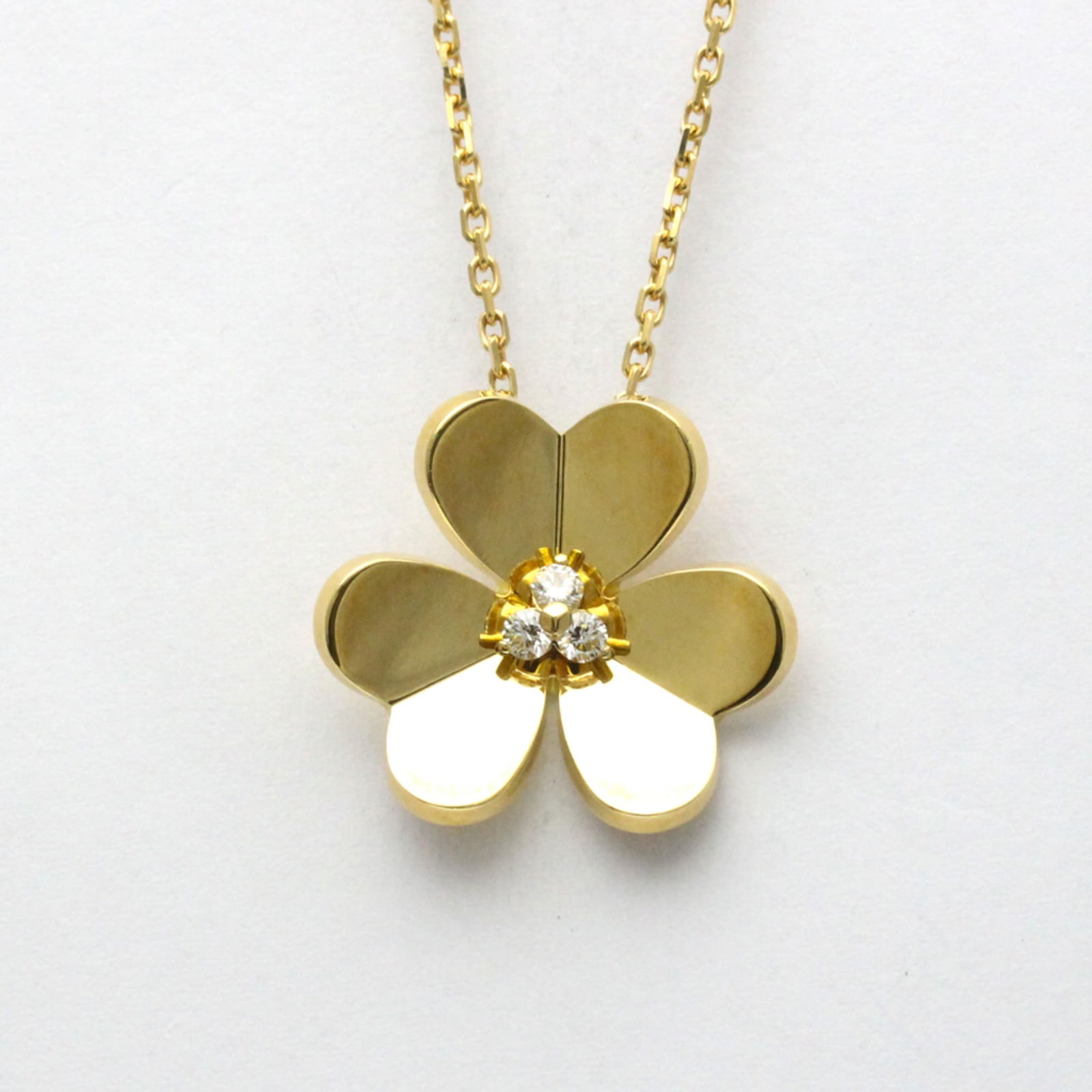 Van Cleef & Arpels 18K Yellow Gold: Van Cleef & Arpels 18K Yellow Gold Van Cleef & Arpels Pendant Necklace in 18K yellow gold, featuring a diamond weighing 0.16ct and adjustable neck circumference of 37 cm to 41 cm, in used (very good)