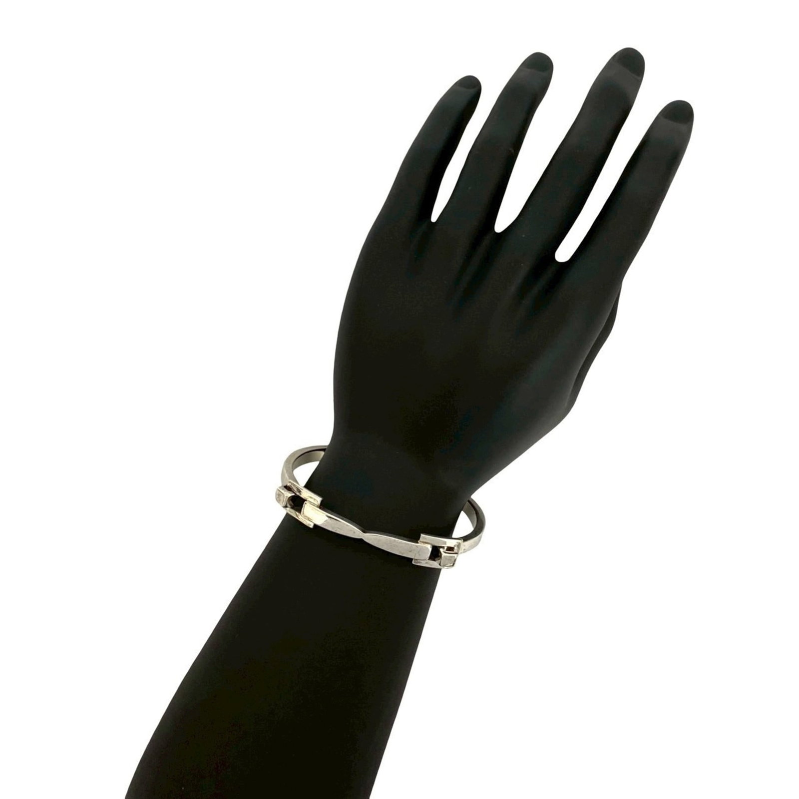 Gucci Silver 925 Bangle: Gucci Silver 925 Bangle The Gucci silver 925 bangle for women measures 17.5 cm in length, made of silver with a used (good) condition showing some traces of usage and scratches. Item Specifics: Brand: