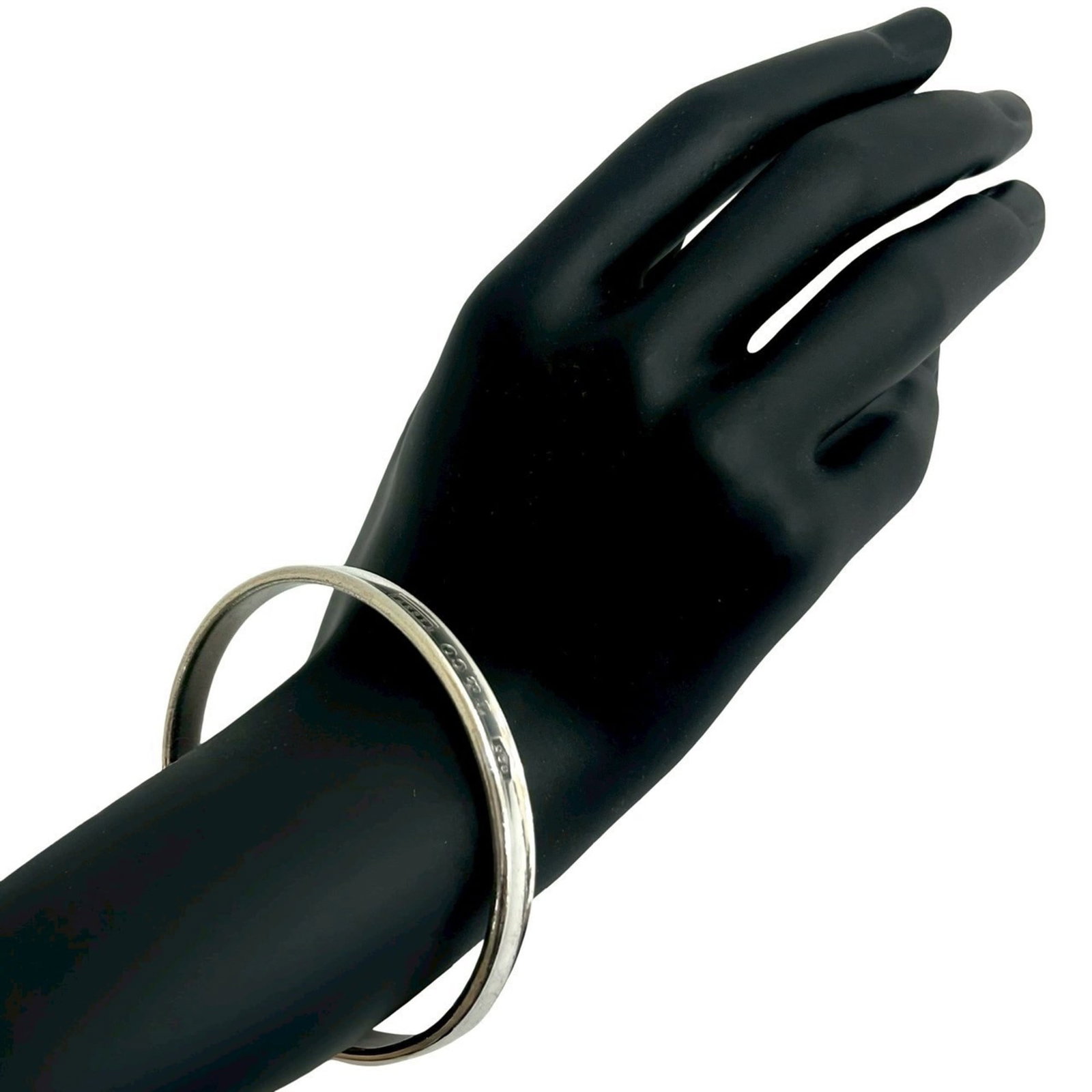 Tiffany Silver 925 Bangle: Tiffany Silver 925 Bangle This Tiffany Silver 925 Bangle for women measures 19.5cm in length, is in good used condition with visible traces of usage. Item Specifics: Brand: Tiffany Type: Bangle Gender