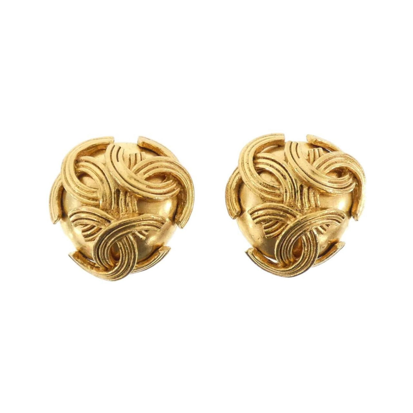 Earrings Chanel Clip: Earrings Chanel Clip Chanel clip earrings in gold, measuring 25.00mm x 25.00mm, in very good used condition with minor signs of usage. Item Specifics: Brand: Chanel Type: Clip Earrings Gender: Women