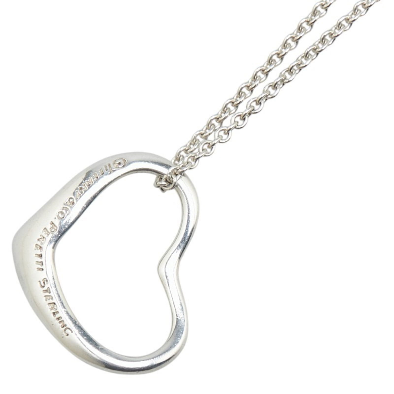 Silver Tiffany Sterling: Silver Tiffany Sterling Tiffany Sterling silver necklace designed for women with a neck circumference of 41.5 cm and a pendant size of 18.3mm x 21.5mm, in very good used condition with minor scratches
