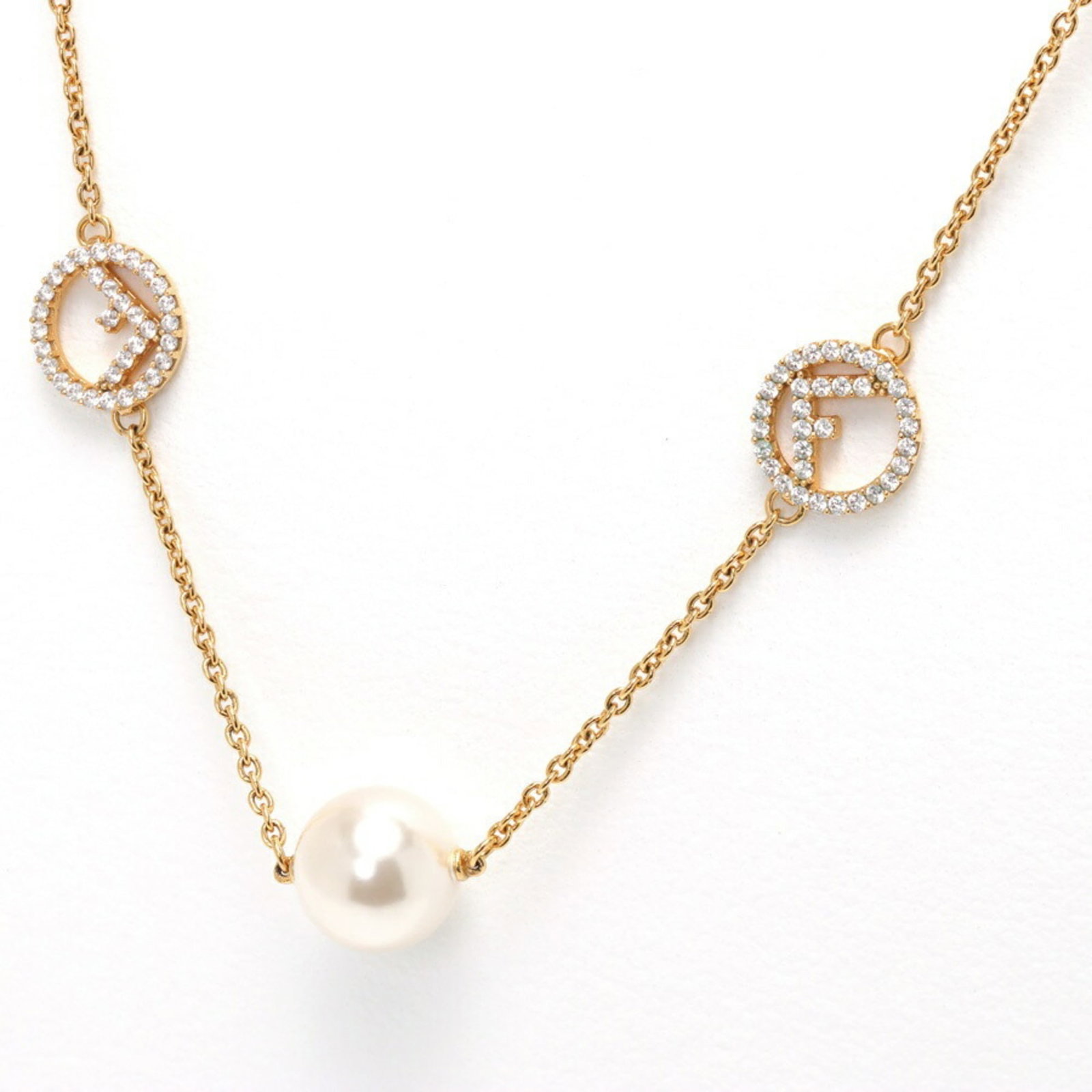 Metal Fendi: Metal Fendi This Fendi necklace, crafted from metal, features a gold color and adjusts from 36 cm to 43.6 cm in neck circumference, in very good used condition. Item Specifics: Brand: Fendi Necklace T